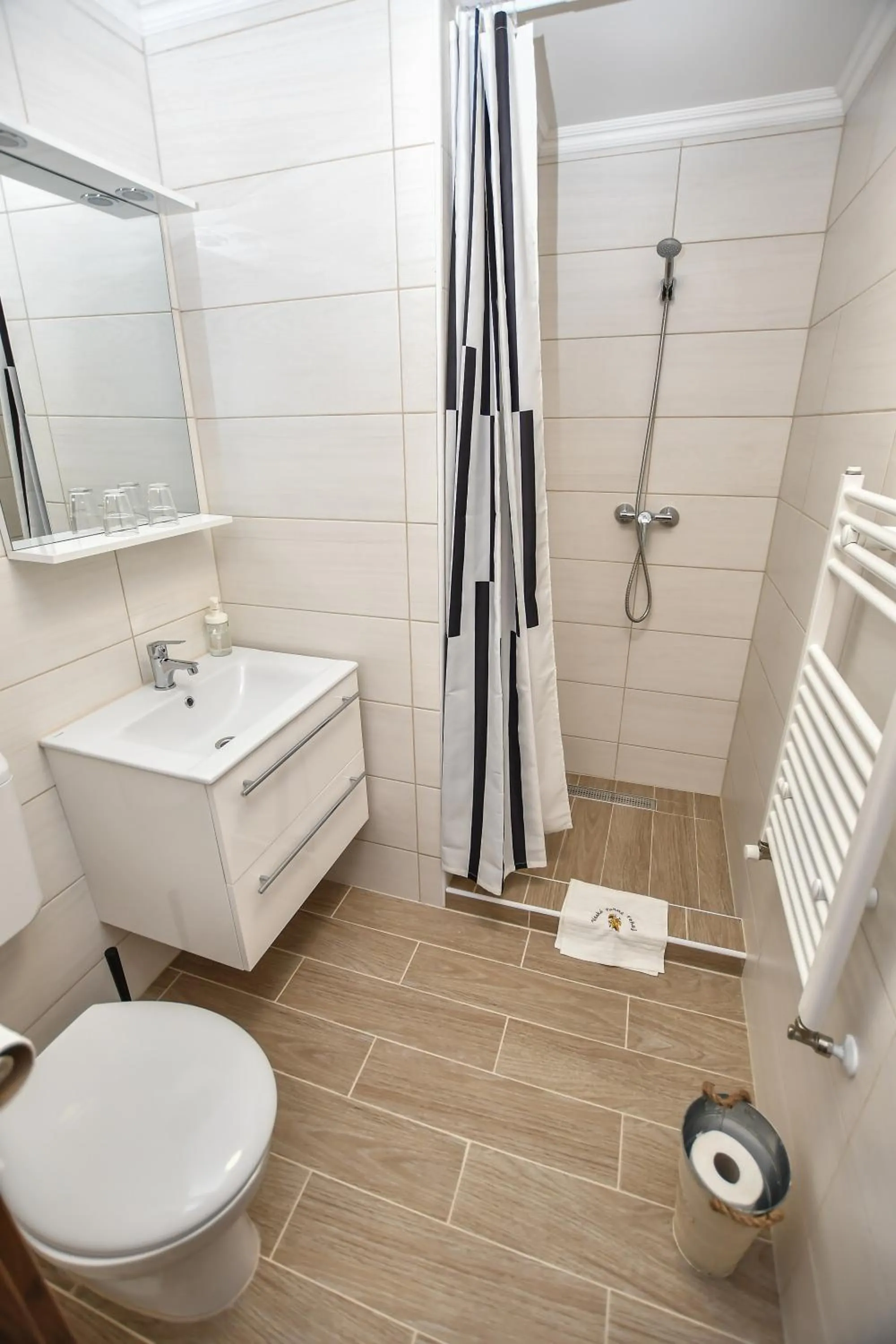 Shower in É-Vaskó Panzió Borpince