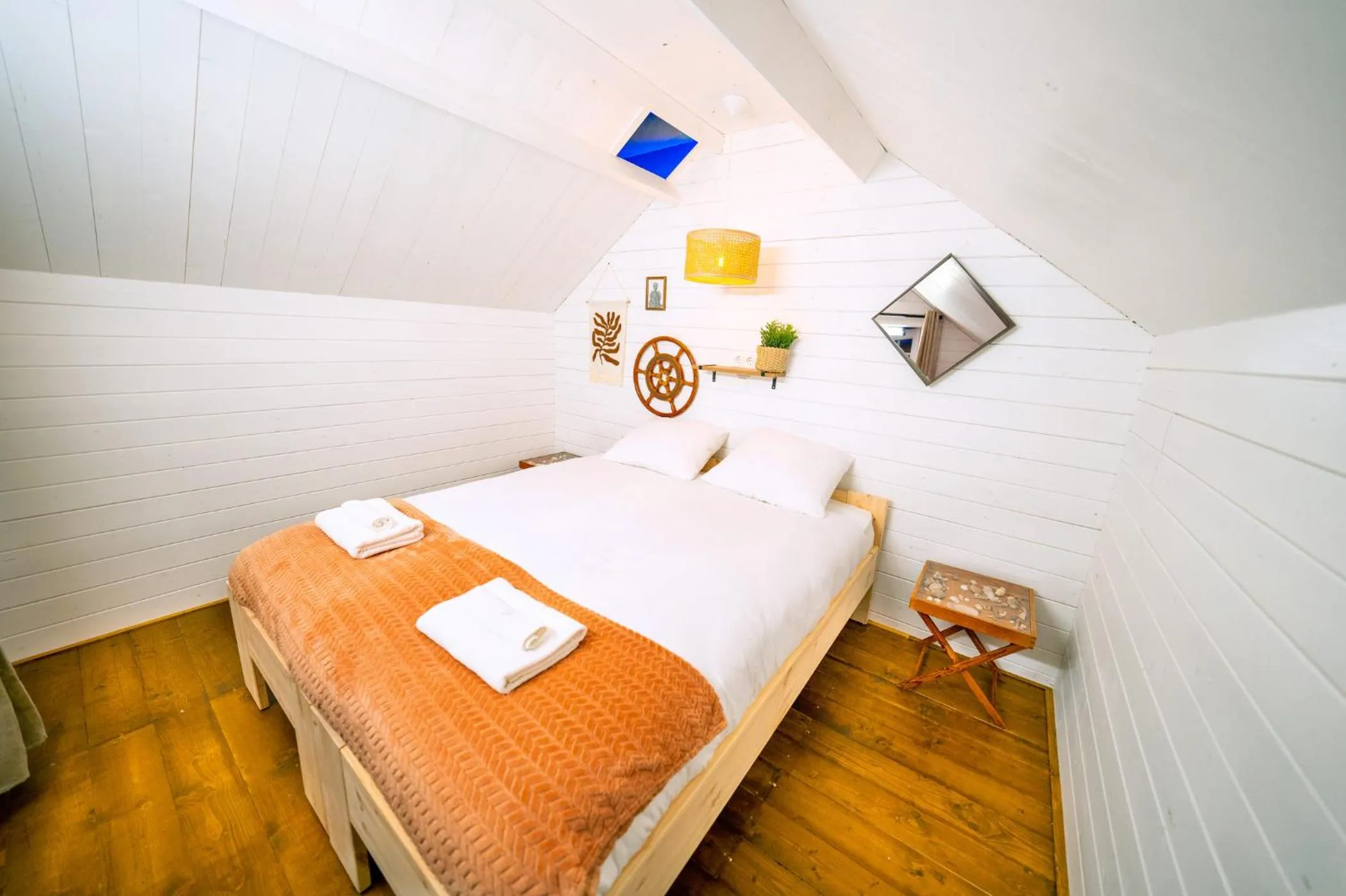 Bedroom, Bed in Outside Inn