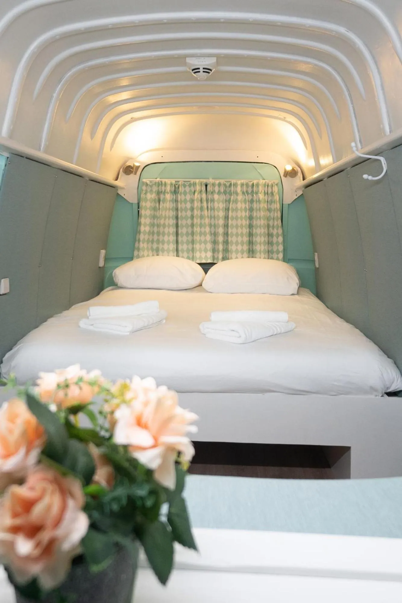 Bedroom, Bed in Outside Inn