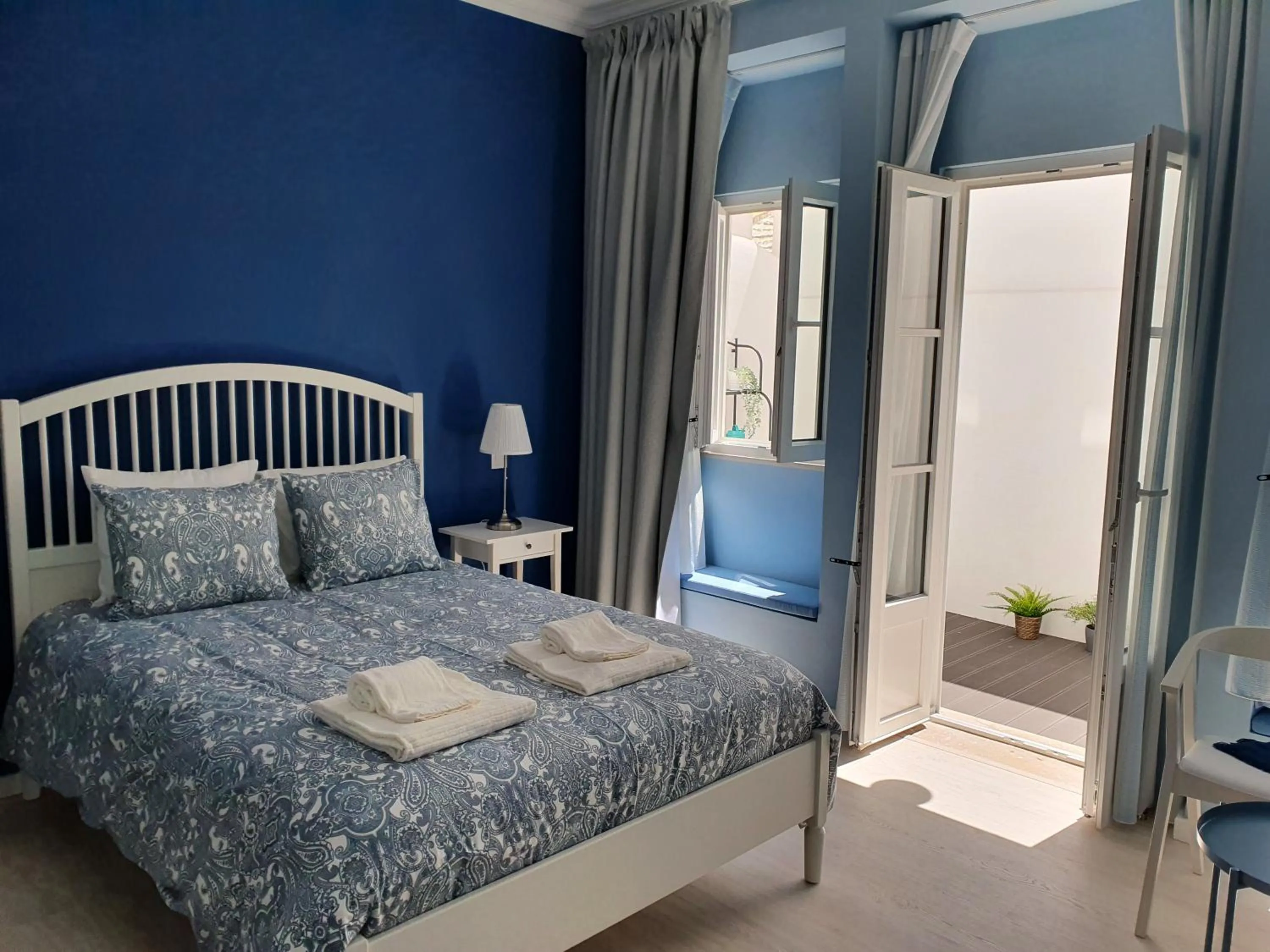 Patio, Bed in Inn Faro - Casa Amarela - Guest House