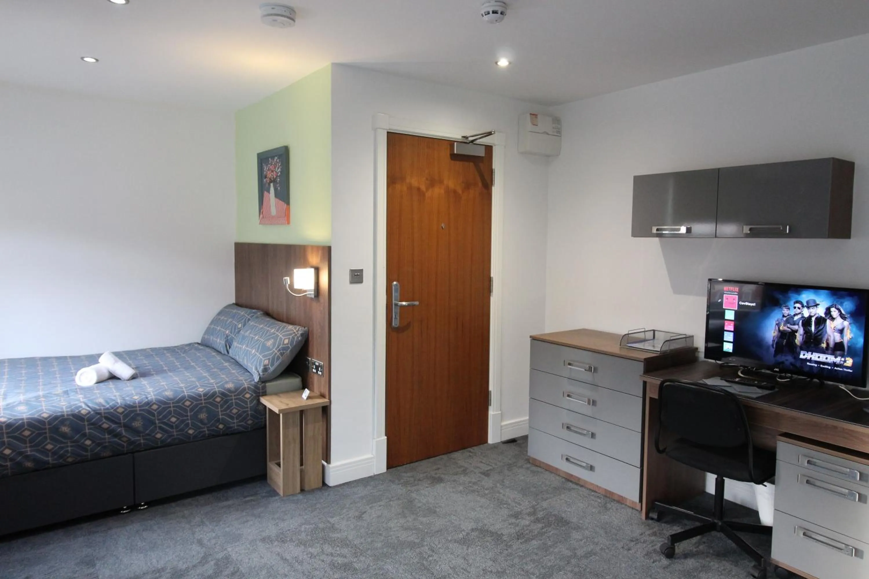 Bed in Victoria House - Deluxe Studios in Coventry City Centre, free parking, by COVSTAYS