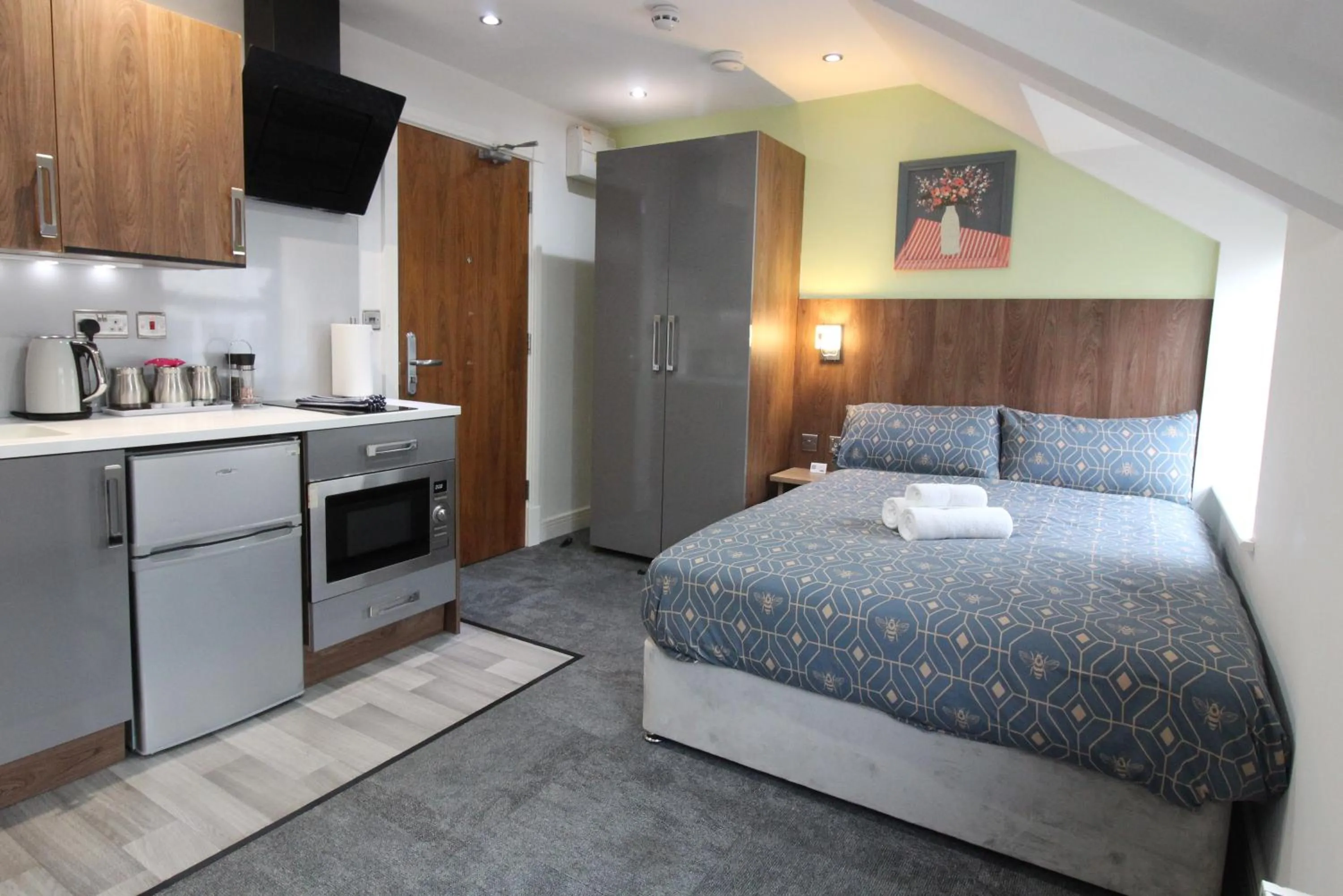 Bed in Victoria House - Deluxe Studios in Coventry City Centre, free parking, by COVSTAYS