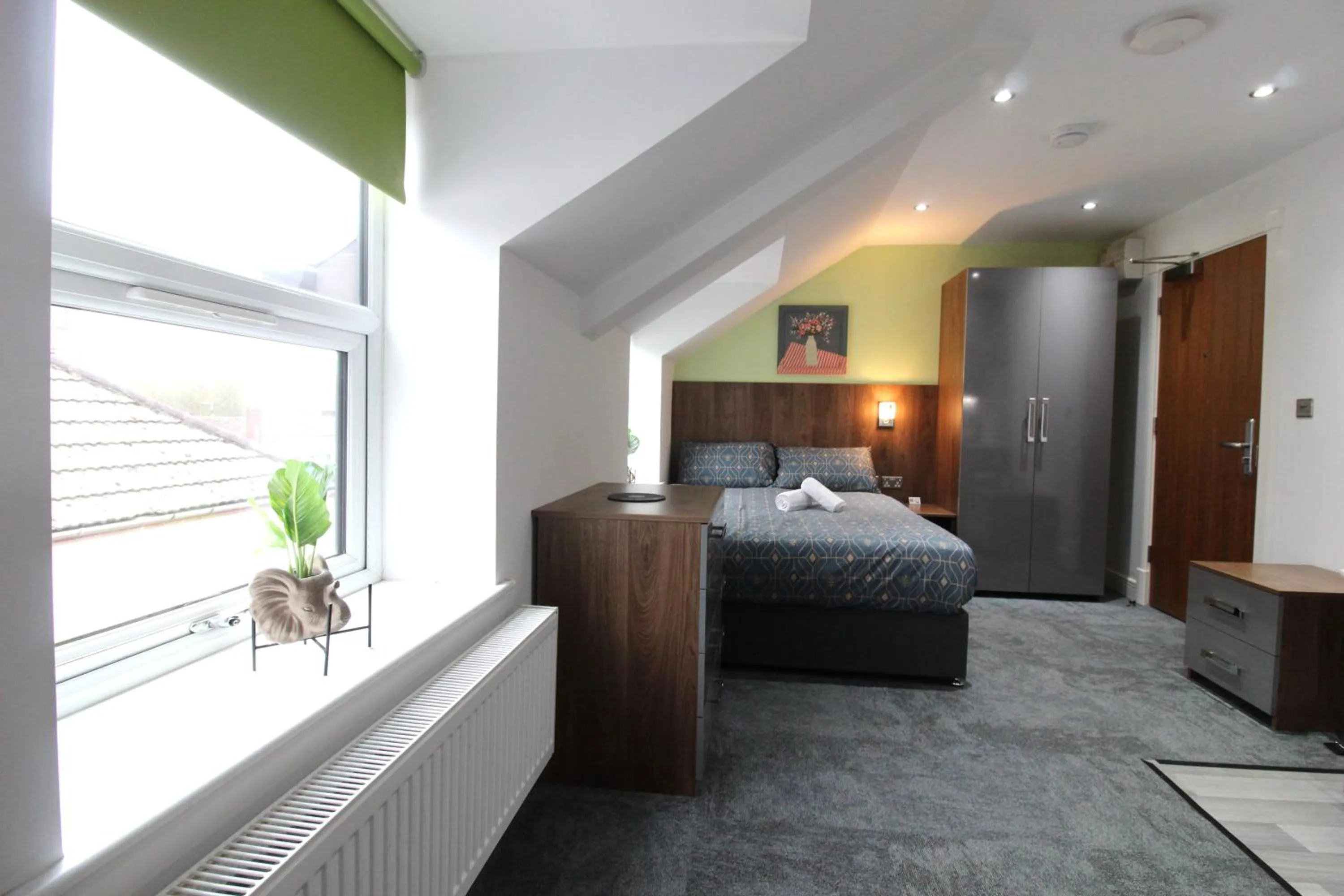 Bed in Victoria House - Deluxe Studios in Coventry City Centre, free parking, by COVSTAYS