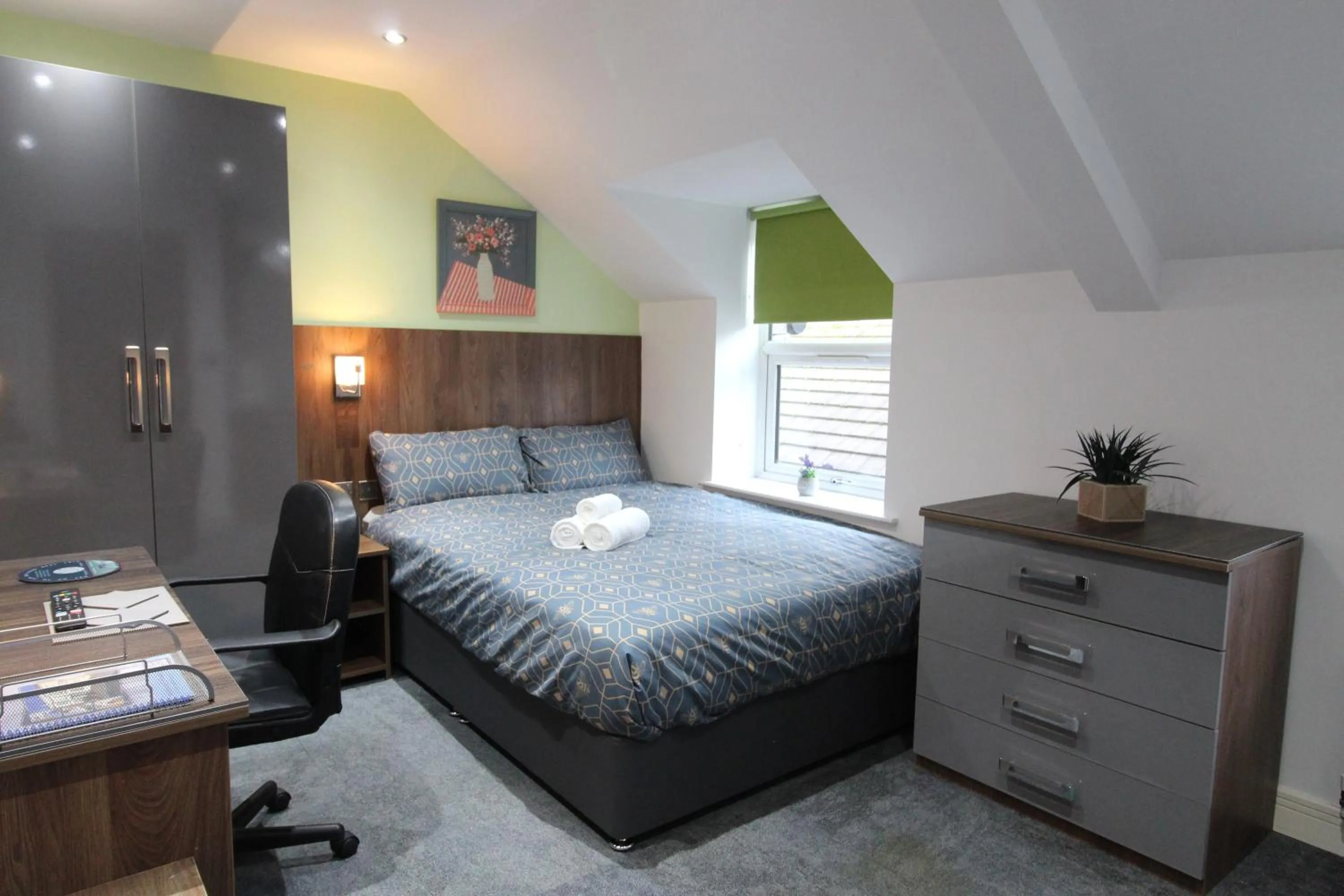 Bed in Victoria House - Deluxe Studios in Coventry City Centre, free parking, by COVSTAYS