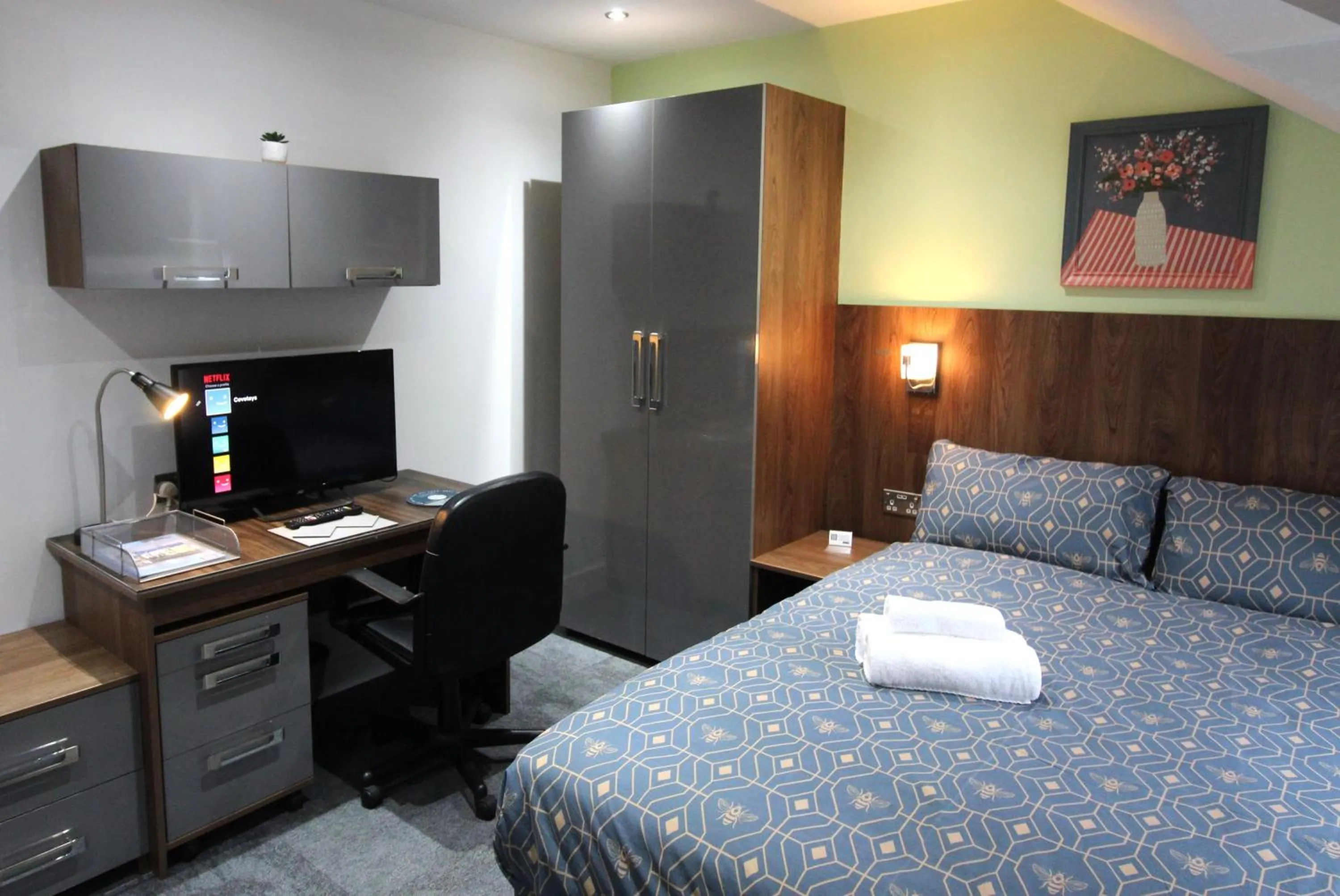 Bed in Victoria House - Deluxe Studios in Coventry City Centre, free parking, by COVSTAYS