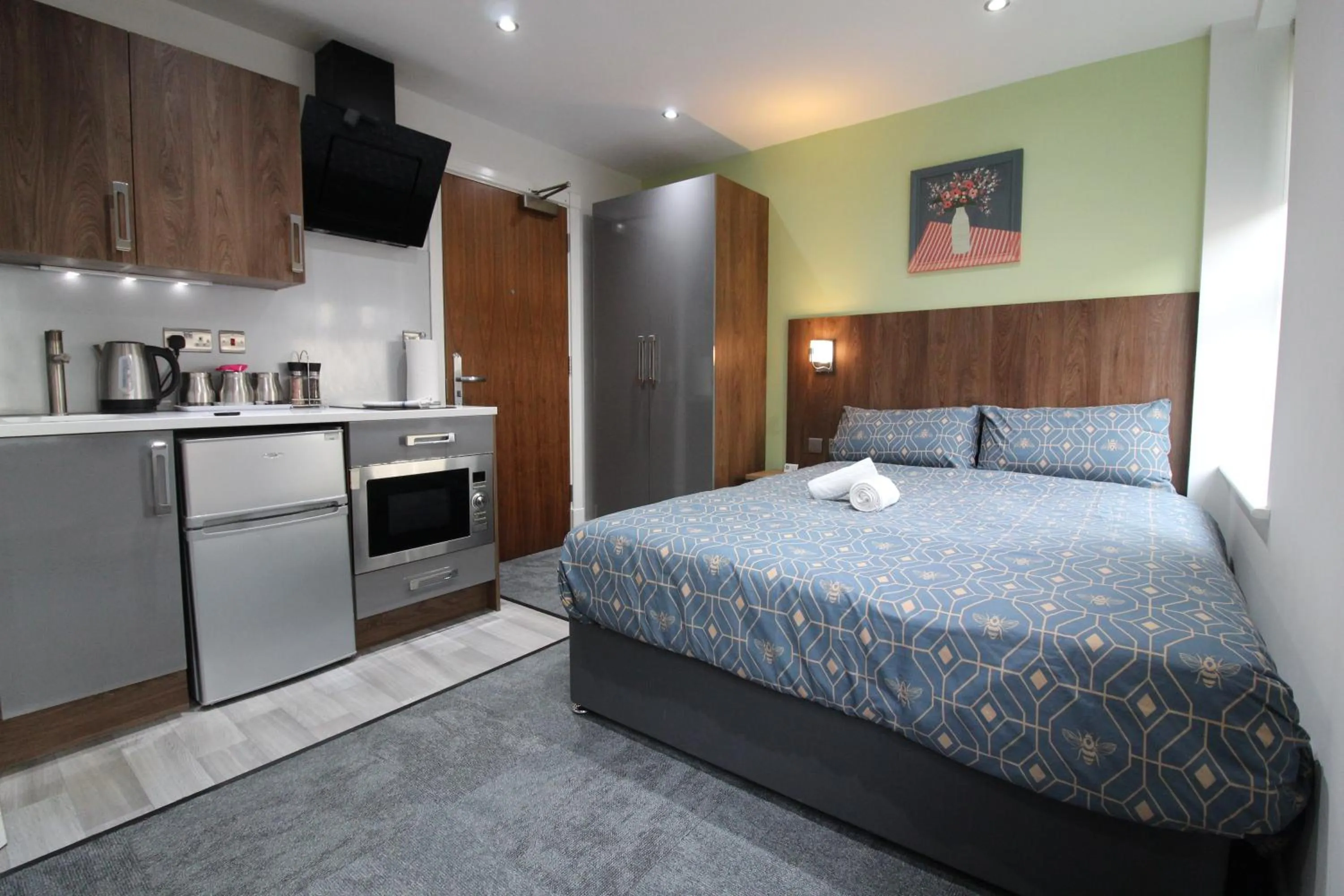 Bed in Victoria House - Deluxe Studios in Coventry City Centre, free parking, by COVSTAYS