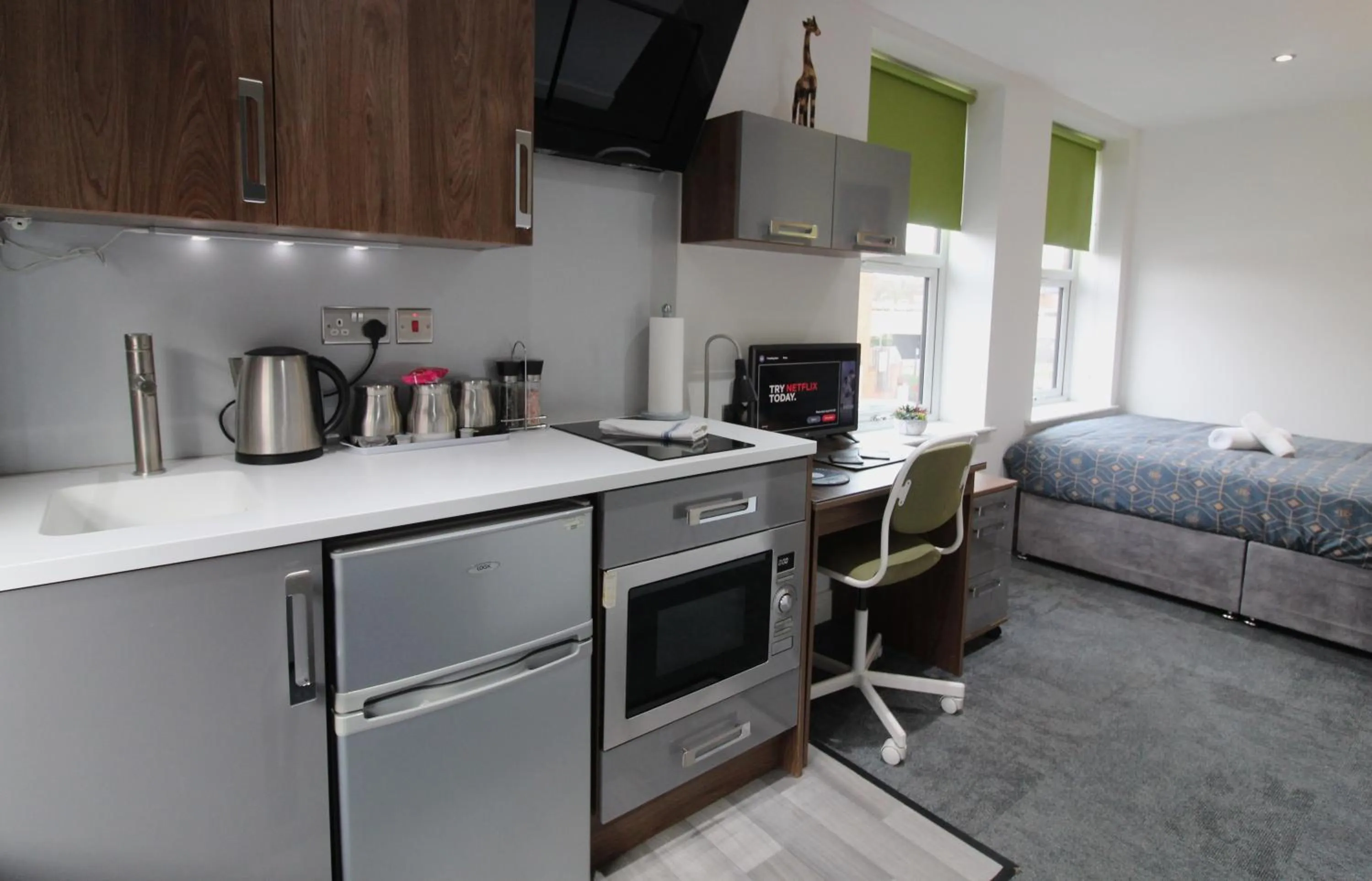 Victoria House - Deluxe Studios in Coventry City Centre, free parking, by COVSTAYS