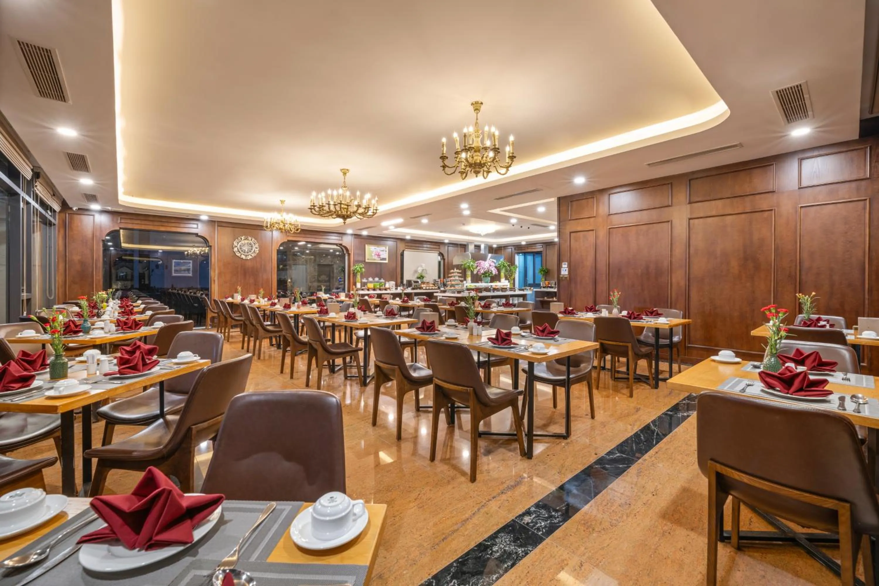 Restaurant/places to eat in Golden Lotus Hotel Da Nang - Rooftop Bar Sea View