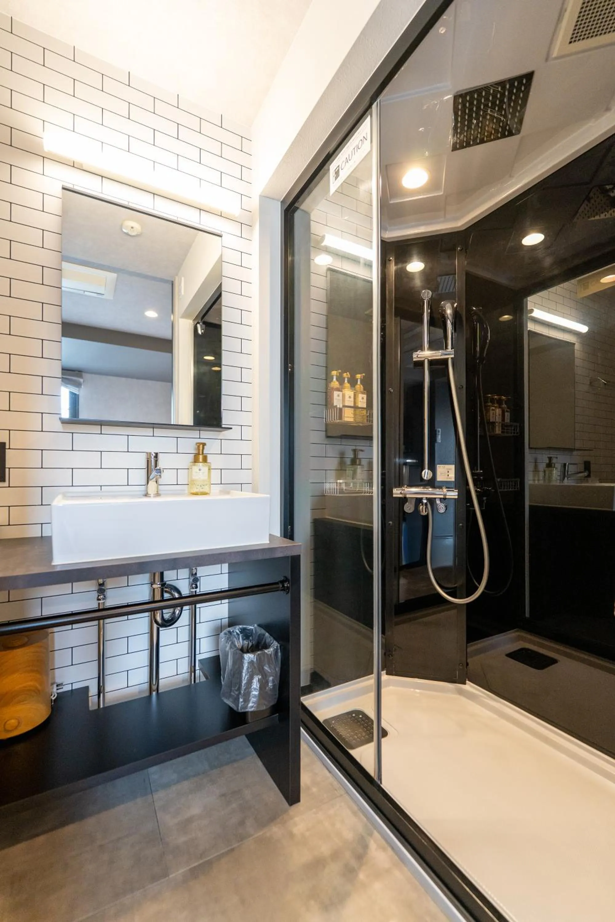 Shower in HOTEL TABARD TOKYO