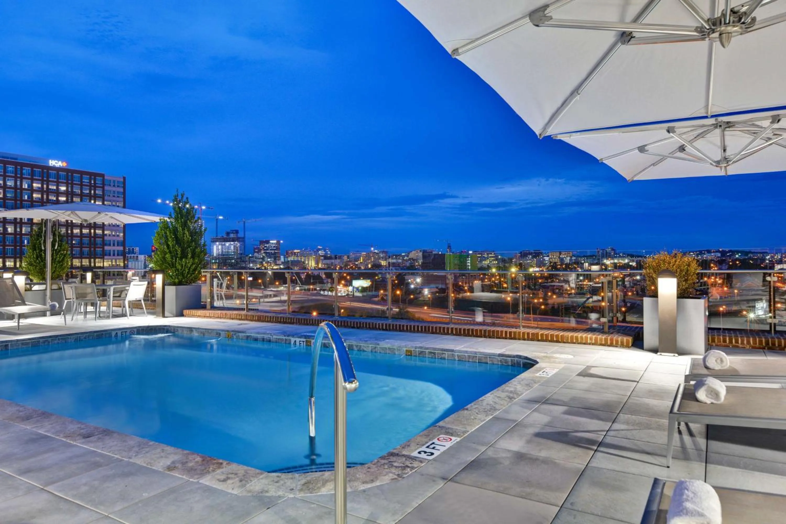 Pool view in Hampton Inn & Suites Nashville Downtown Capitol View, Tn