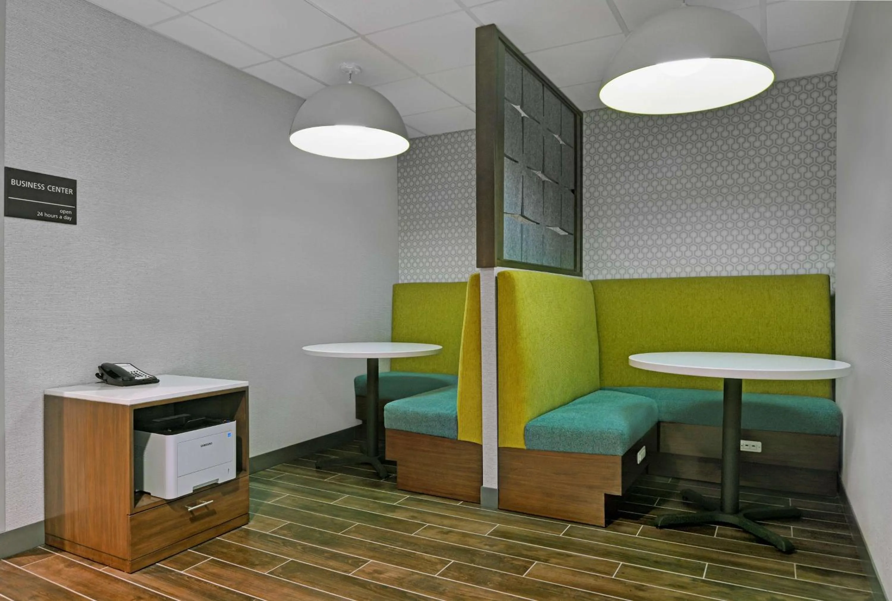 Business facilities, Bed in Hampton Inn And Suites Macclenny I-10