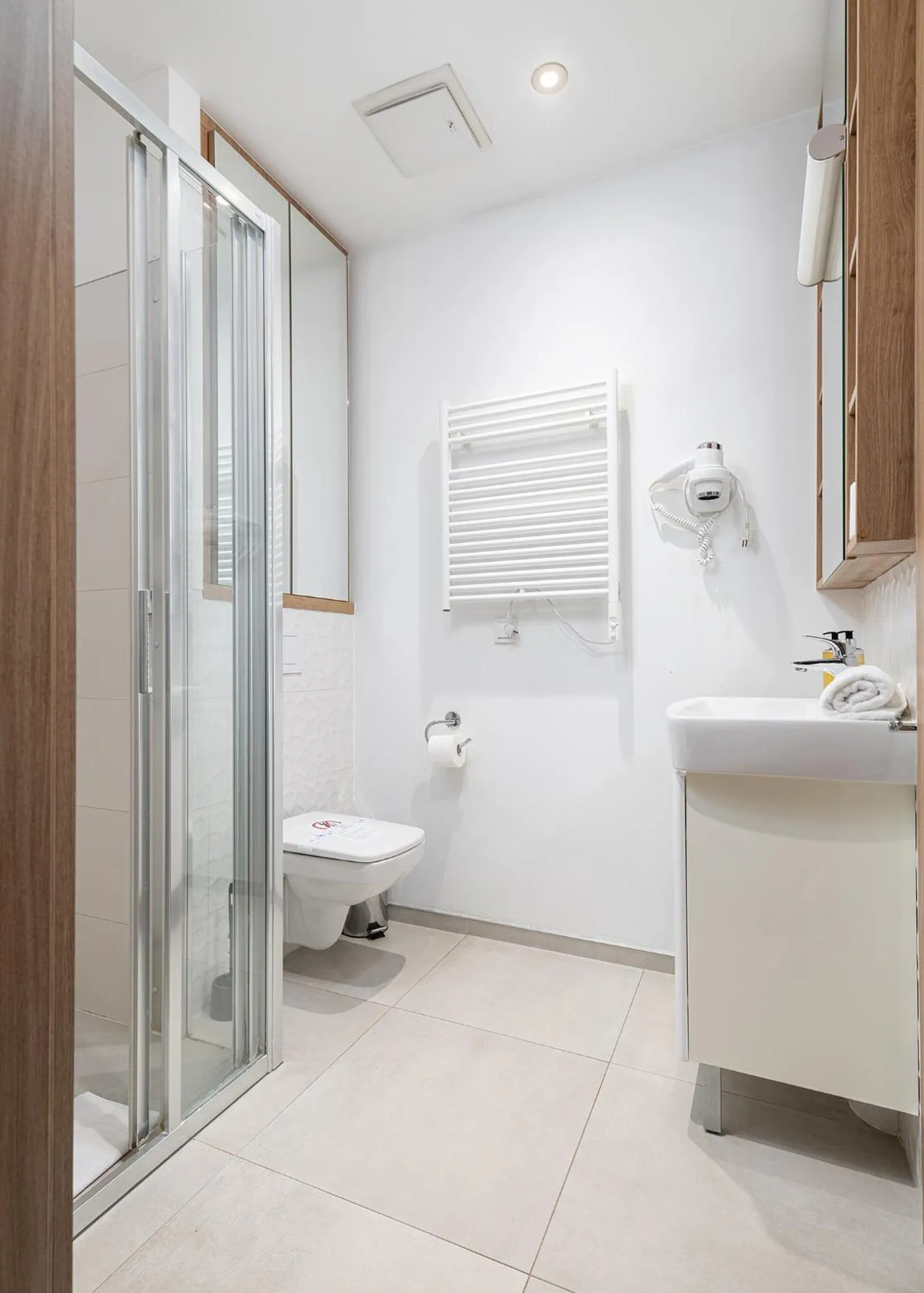 Shower in RentPlanet - Apartamenty Wolska