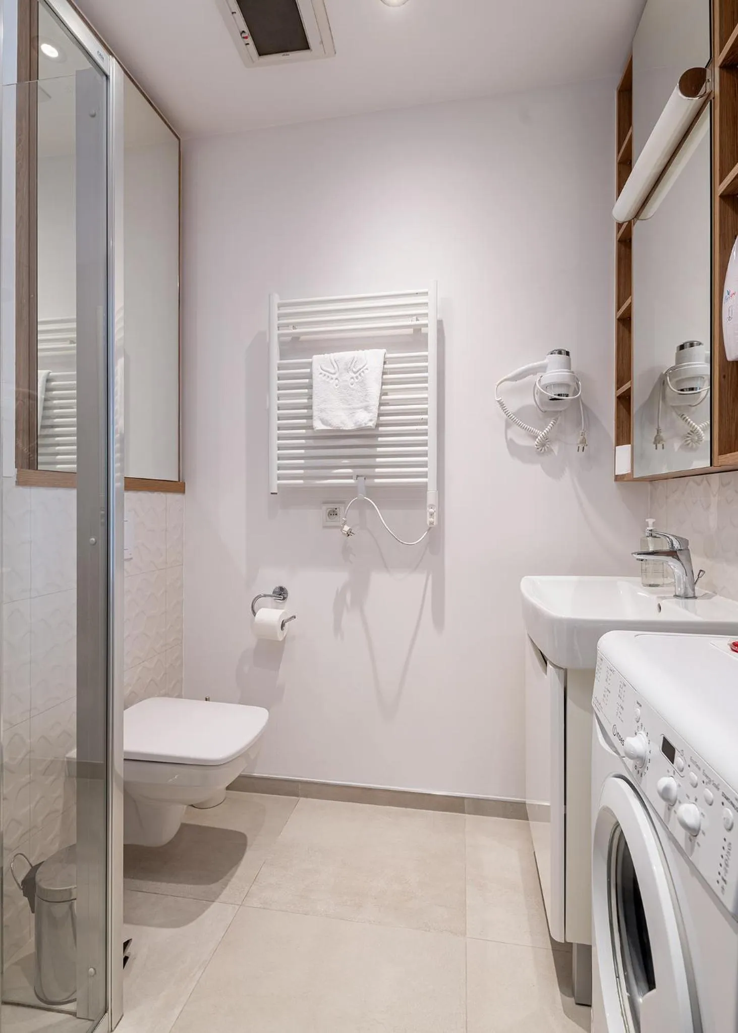 Shower in RentPlanet - Apartamenty Wolska