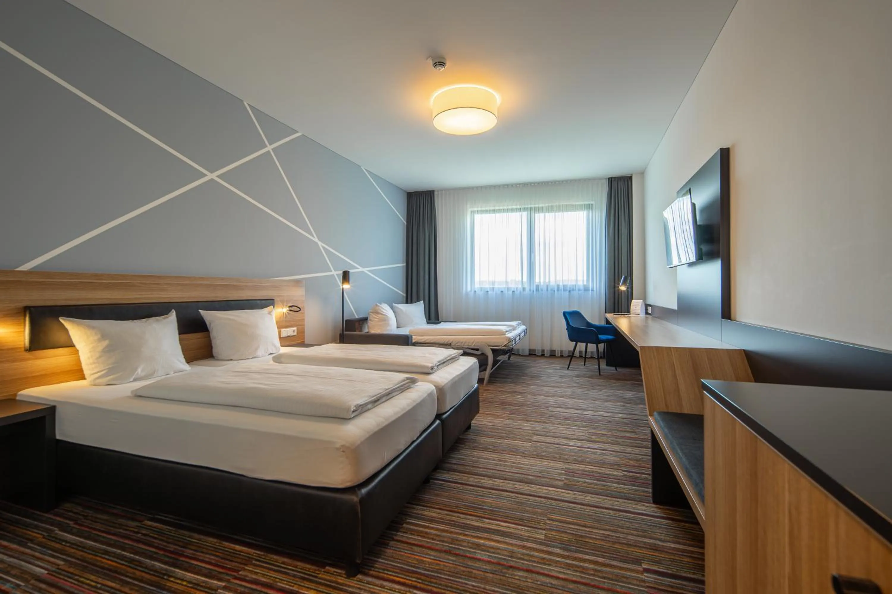 Photo of the whole room, Bed in N+S City Hotel Neumarkt