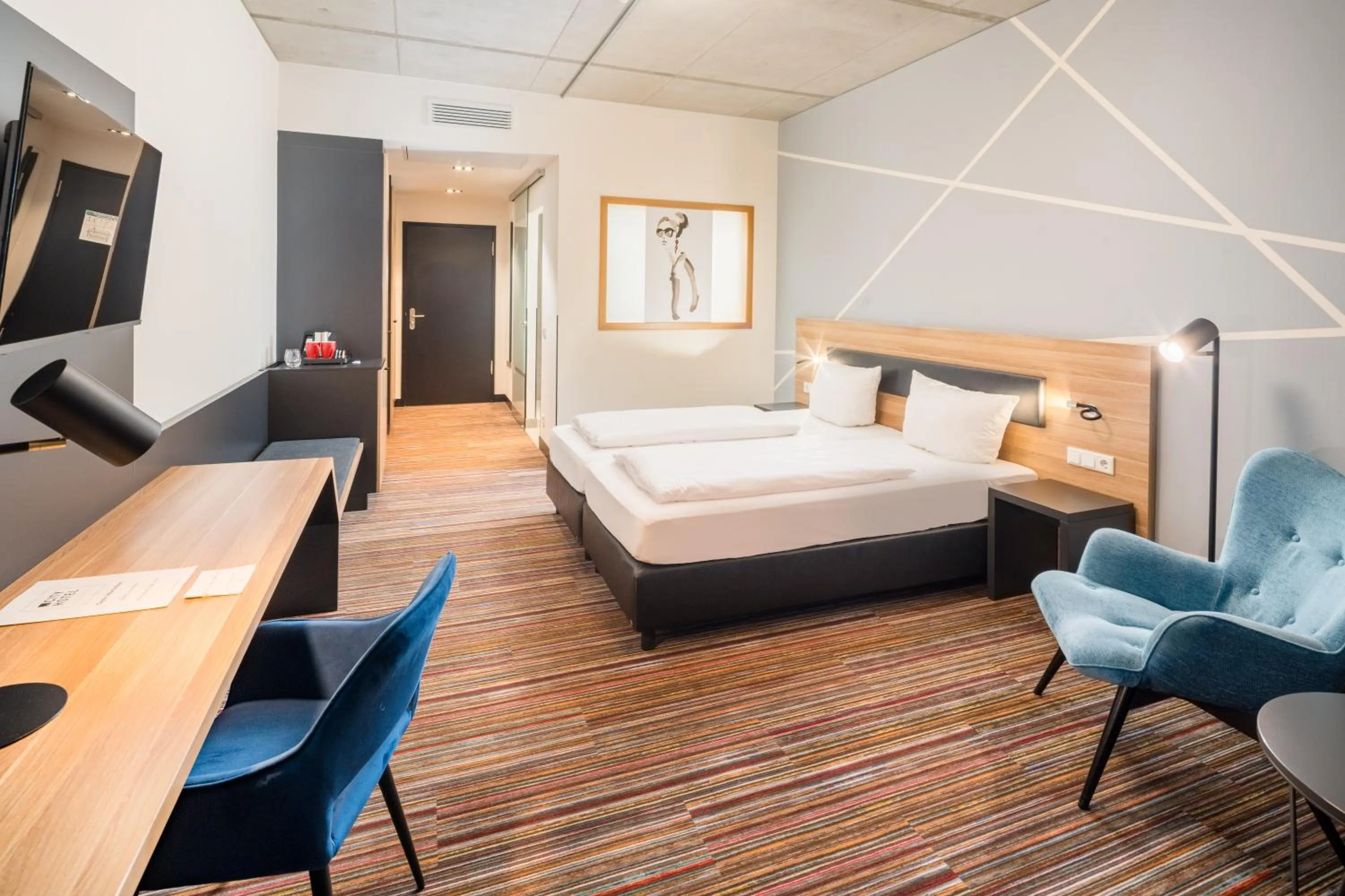 Photo of the whole room, Bed in N+S City Hotel Neumarkt