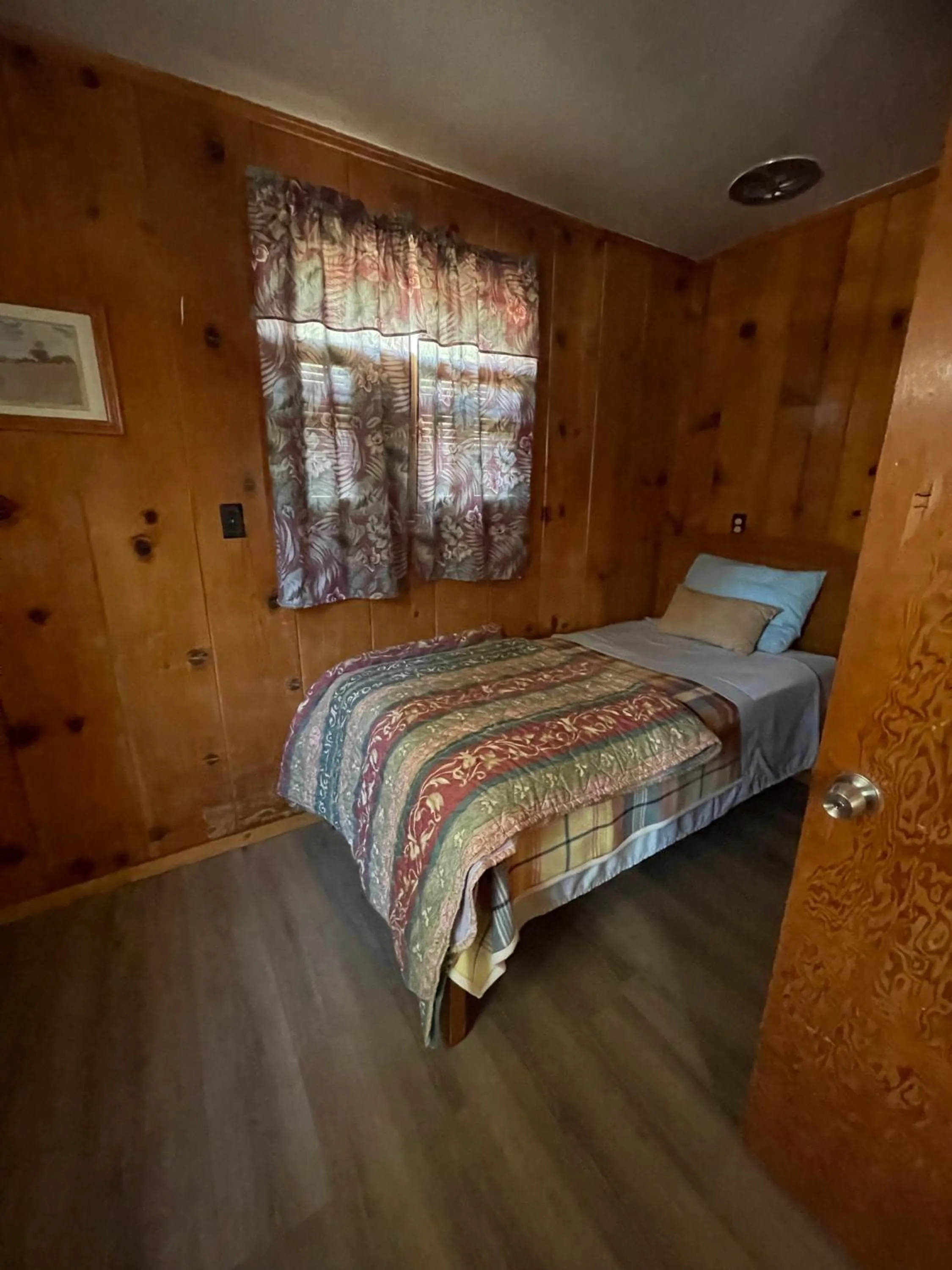 Bed in Mountain View Cabins