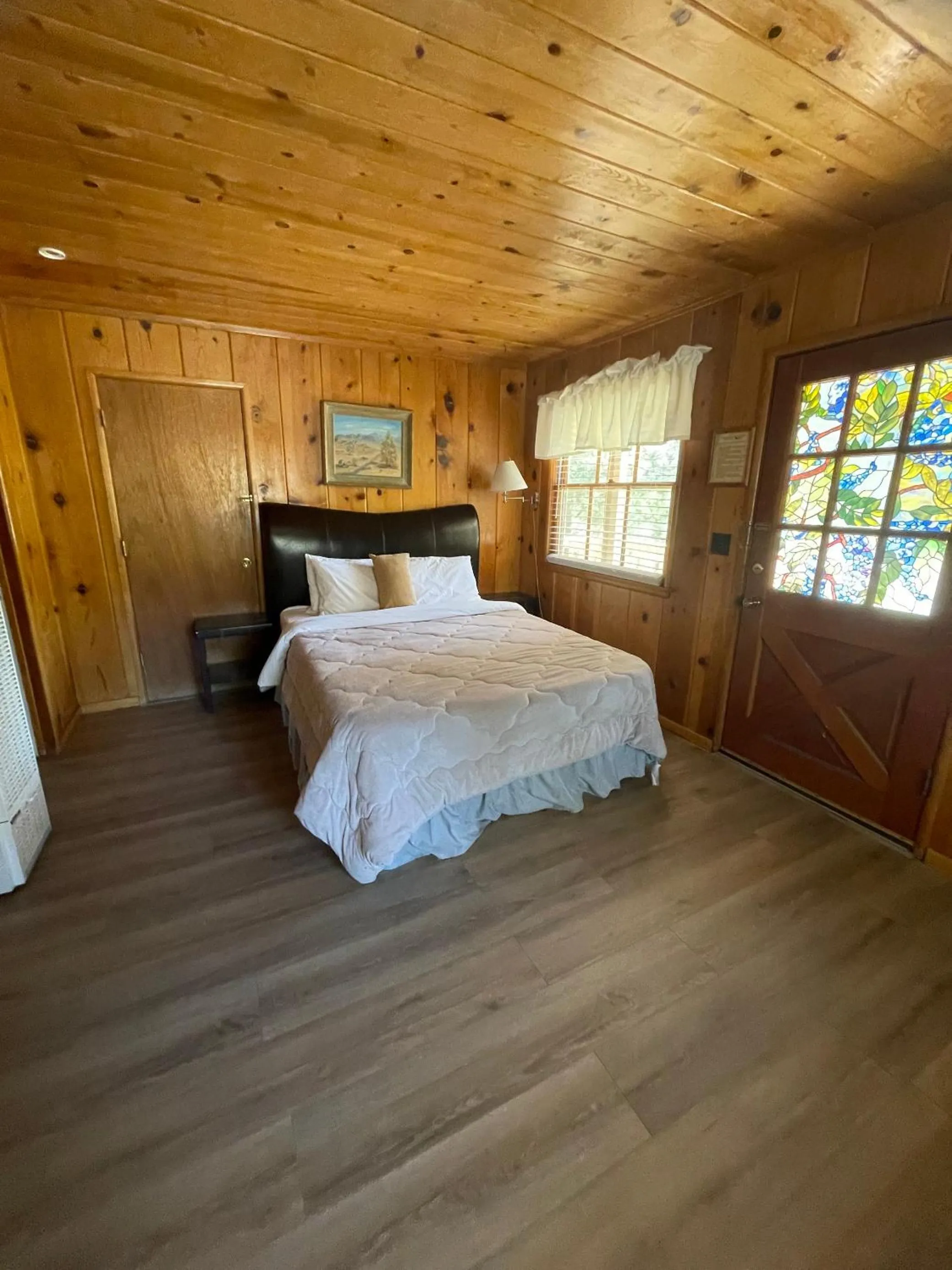 Bed in Mountain View Cabins