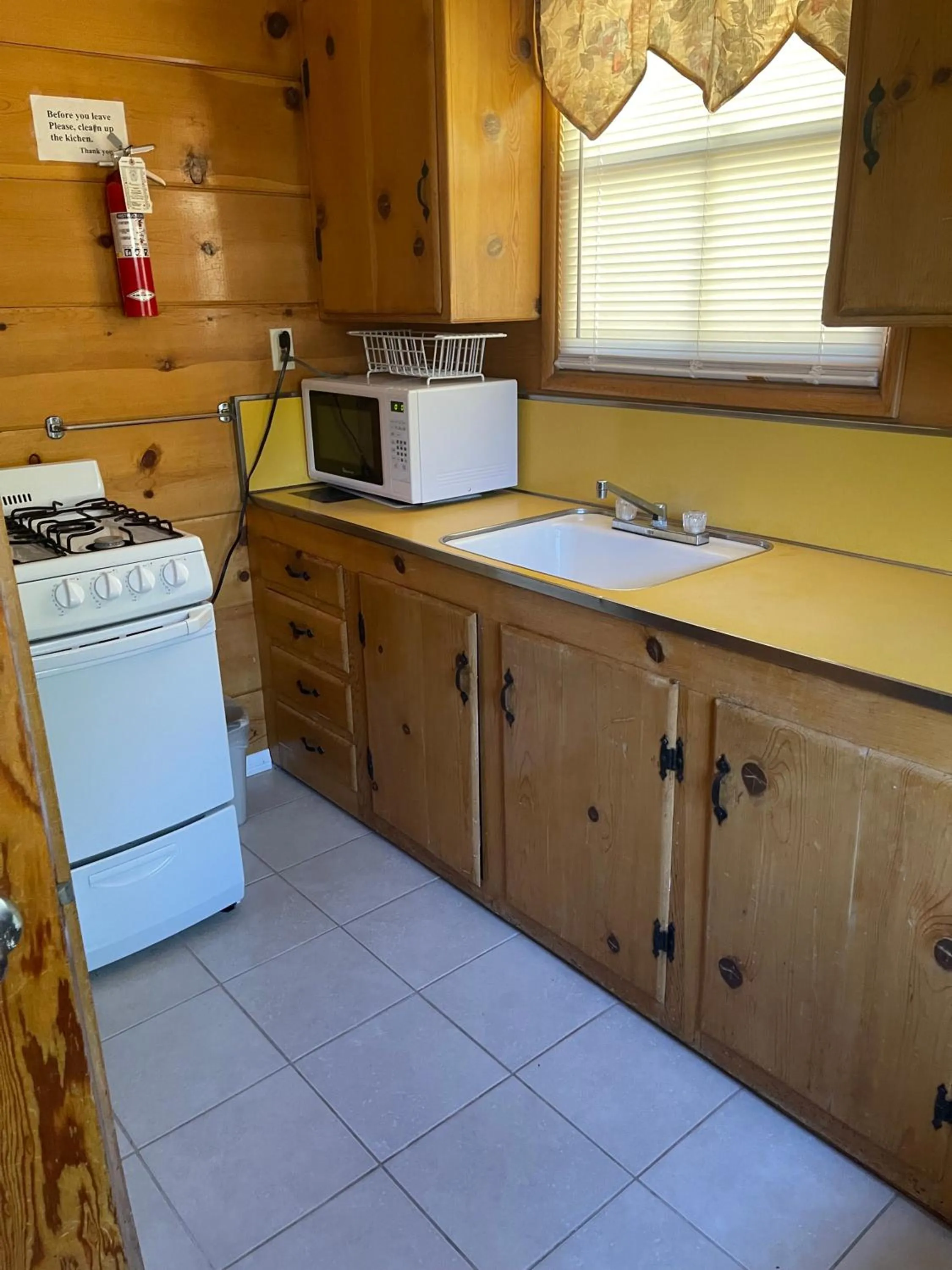 Kitchen or kitchenette in Mountain View Cabins