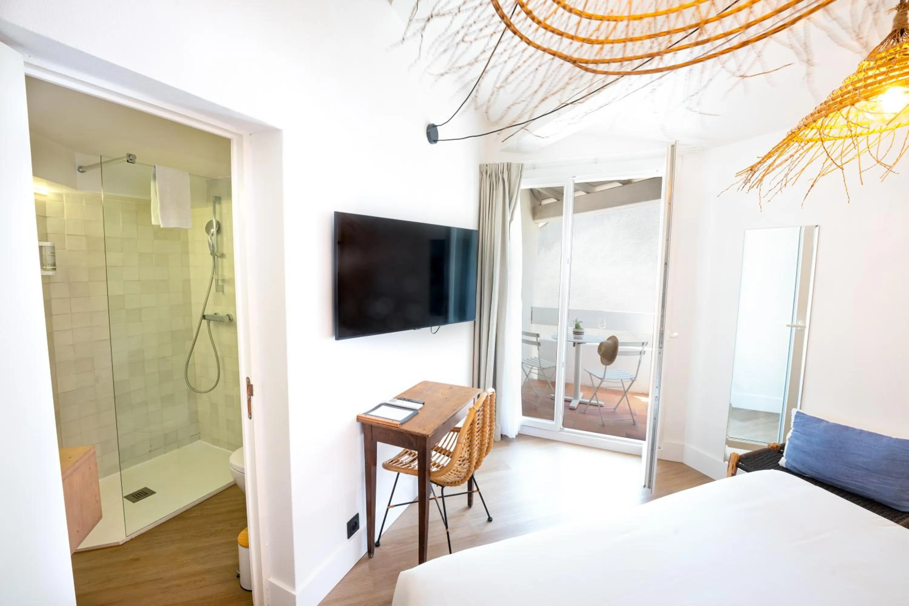 Shower, Bed in Hôtel Casa Marina