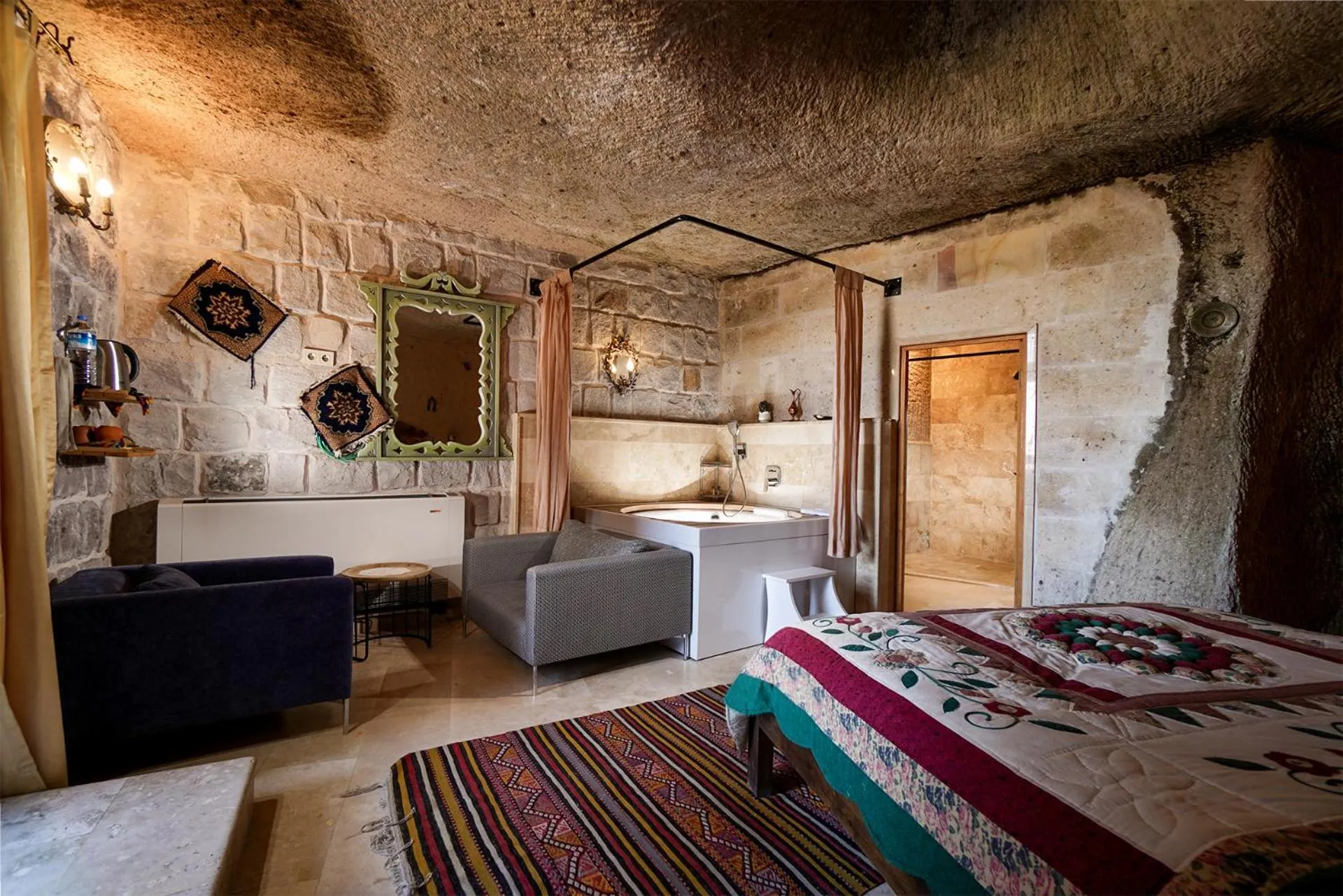 Hot Tub, Bed in Pigeon Hotel Cappadocia