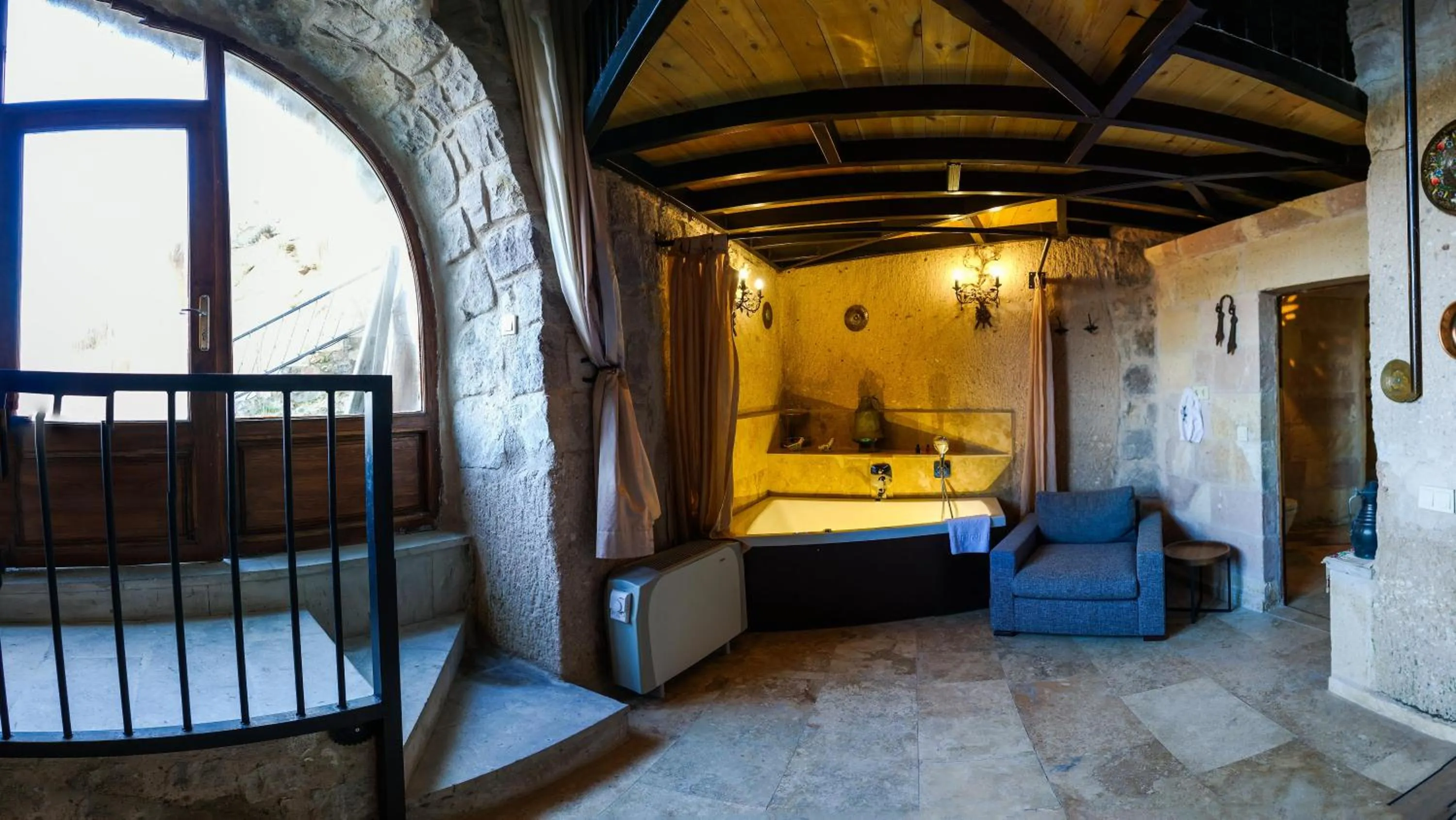 Hot Tub, Bed in Pigeon Hotel Cappadocia