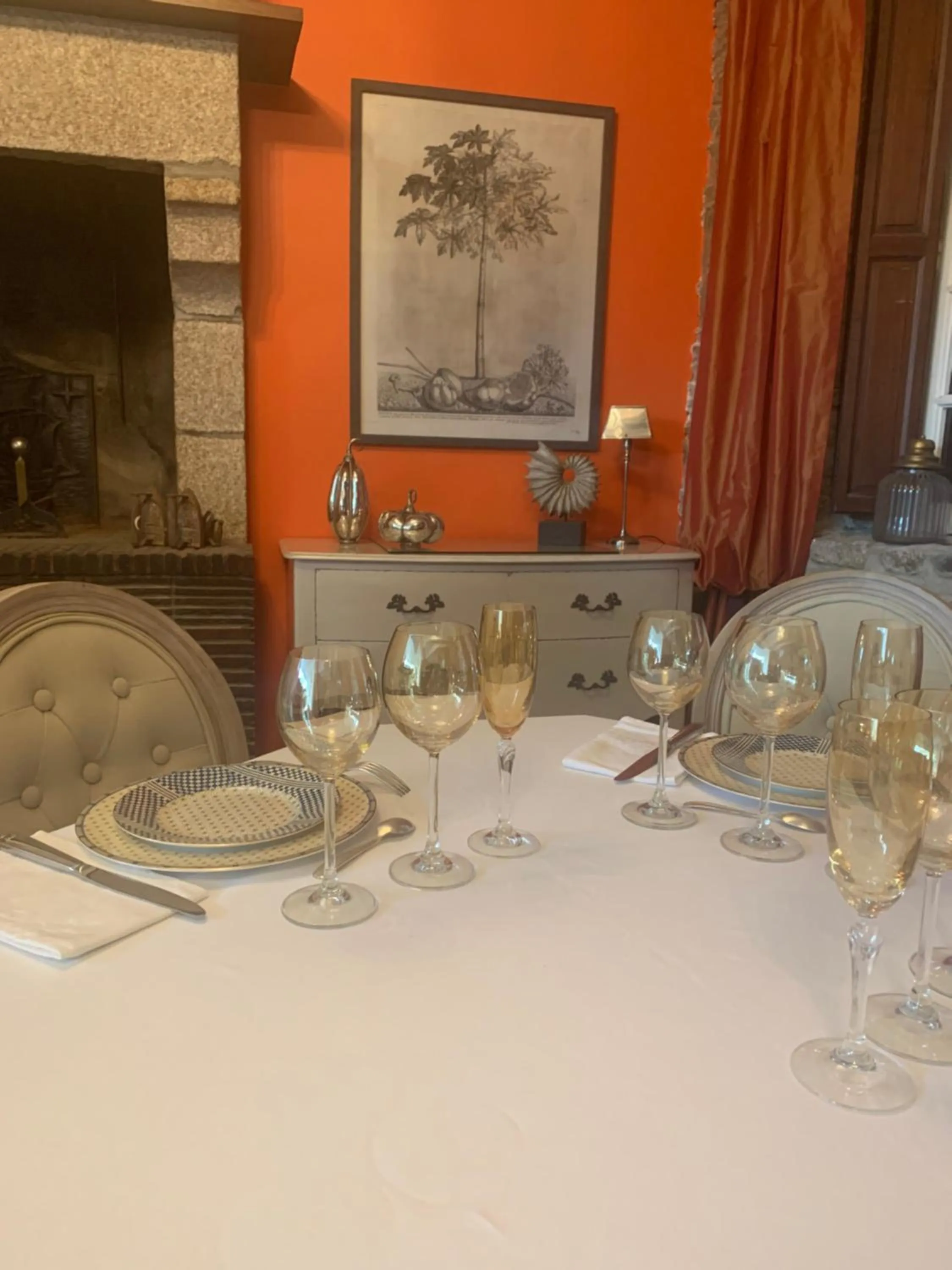 Restaurant/places to eat in La Meffrais 1741 - Manoir Élégant - B&B - Parking - 3 min de Dinan