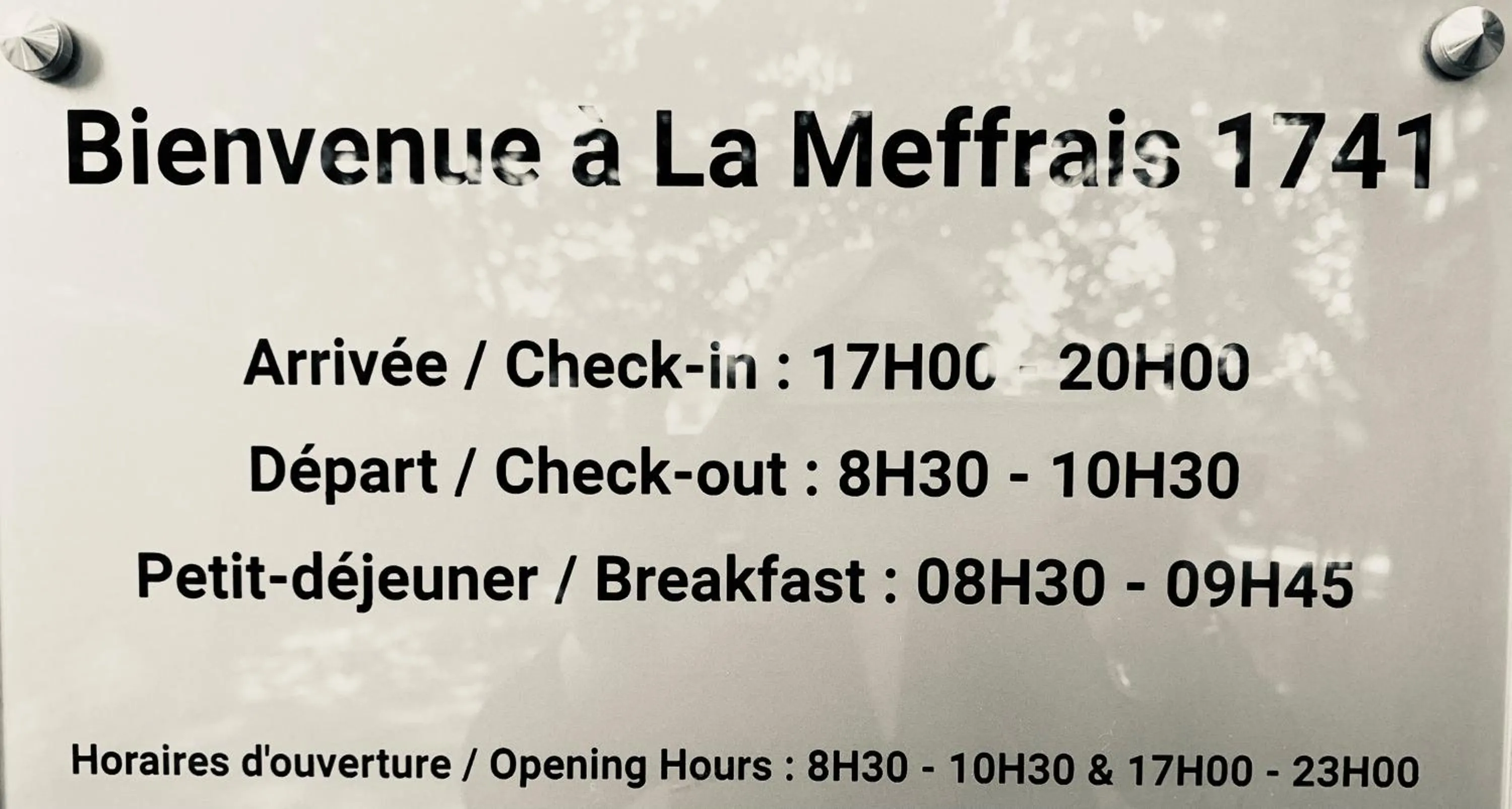 Property logo or sign in La Meffrais 1741 - Manoir Élégant - B&B - Parking - 3 min de Dinan