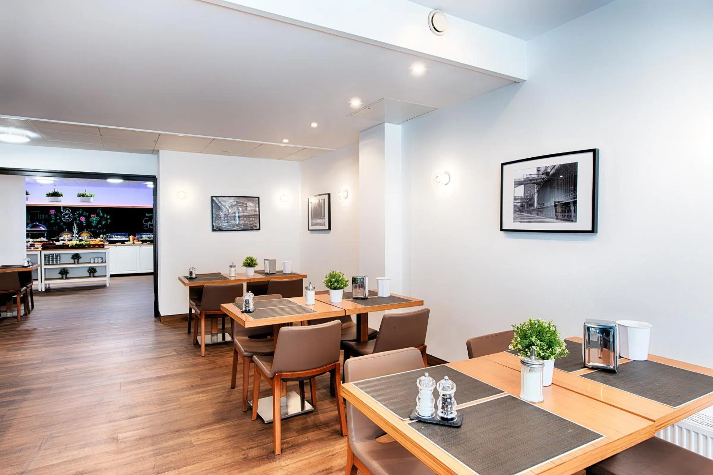 Restaurant/places to eat in Hotel Senator