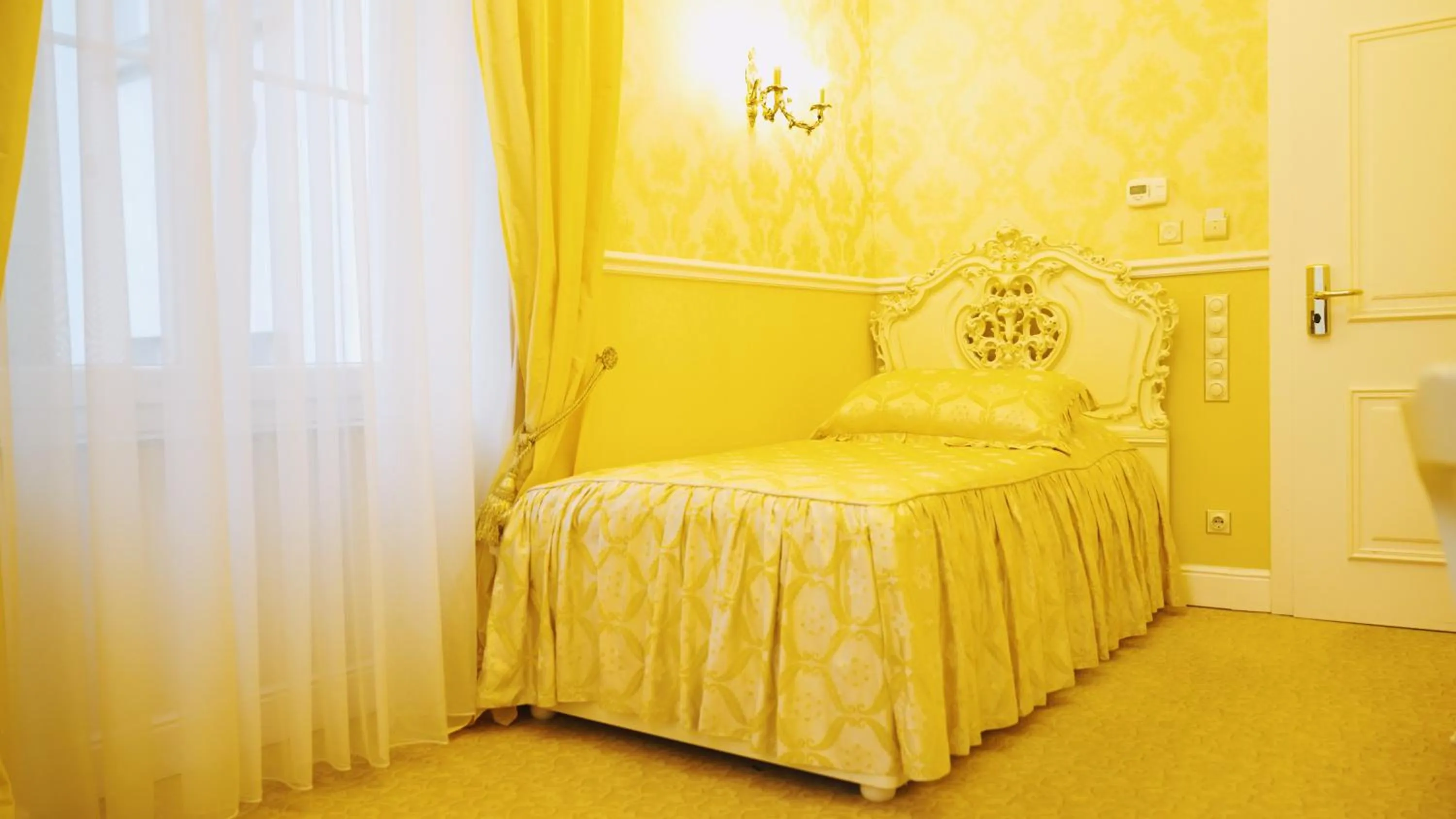 Bed in Hotel Monet - Das Kunsthotel an der Lahn