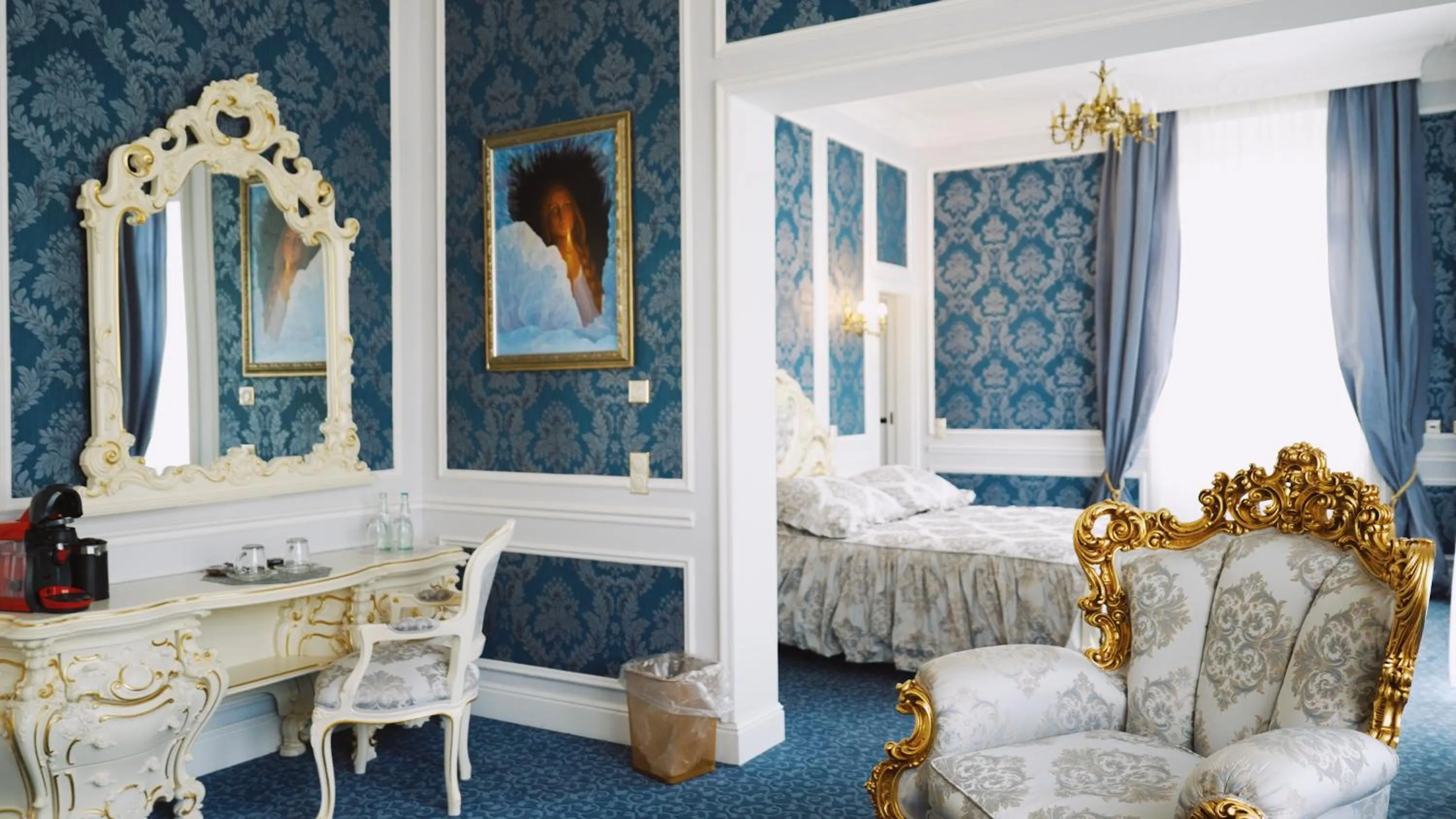 Bed in Hotel Monet - Das Kunsthotel an der Lahn