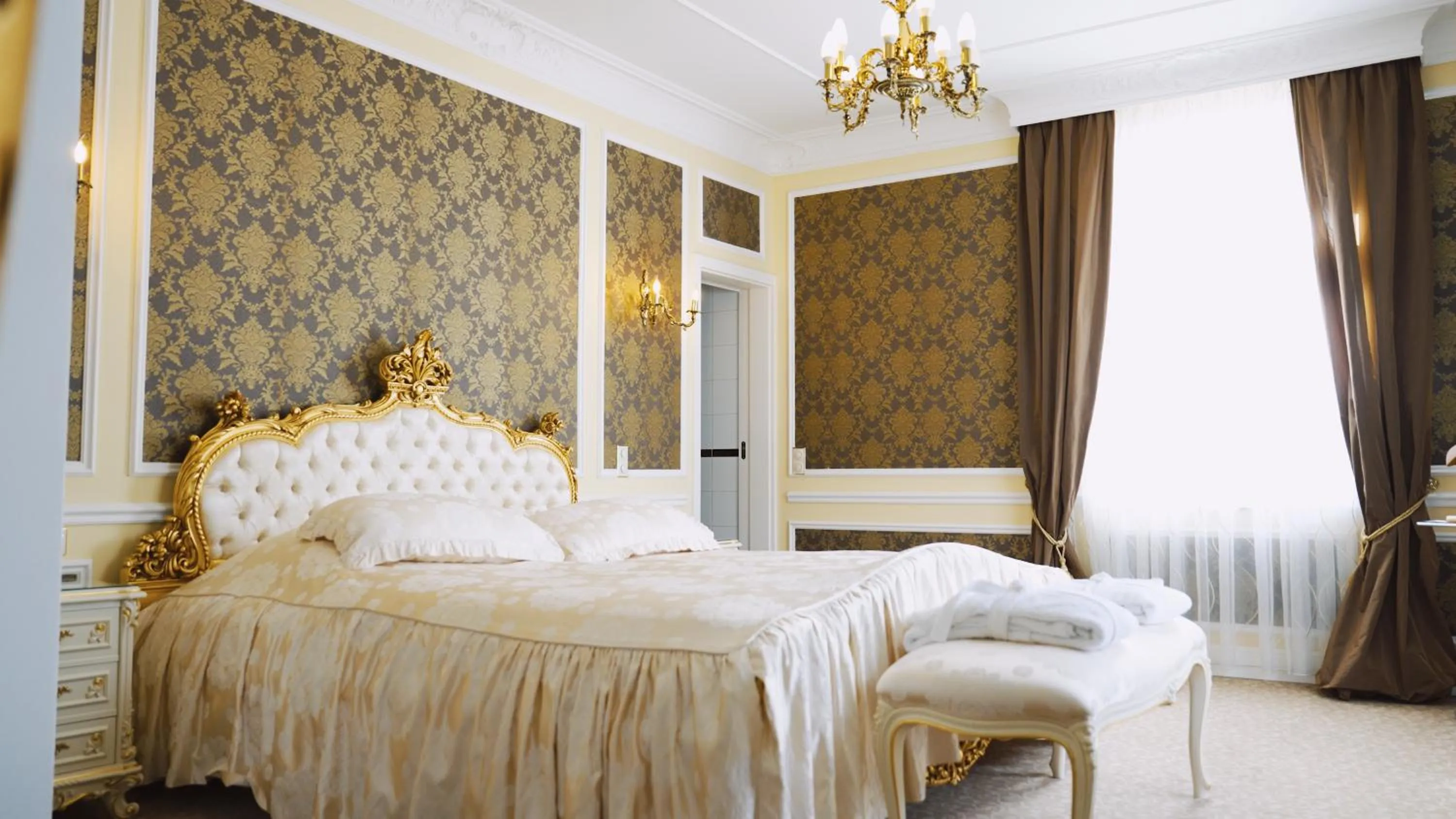 Bed in Hotel Monet - Das Kunsthotel an der Lahn