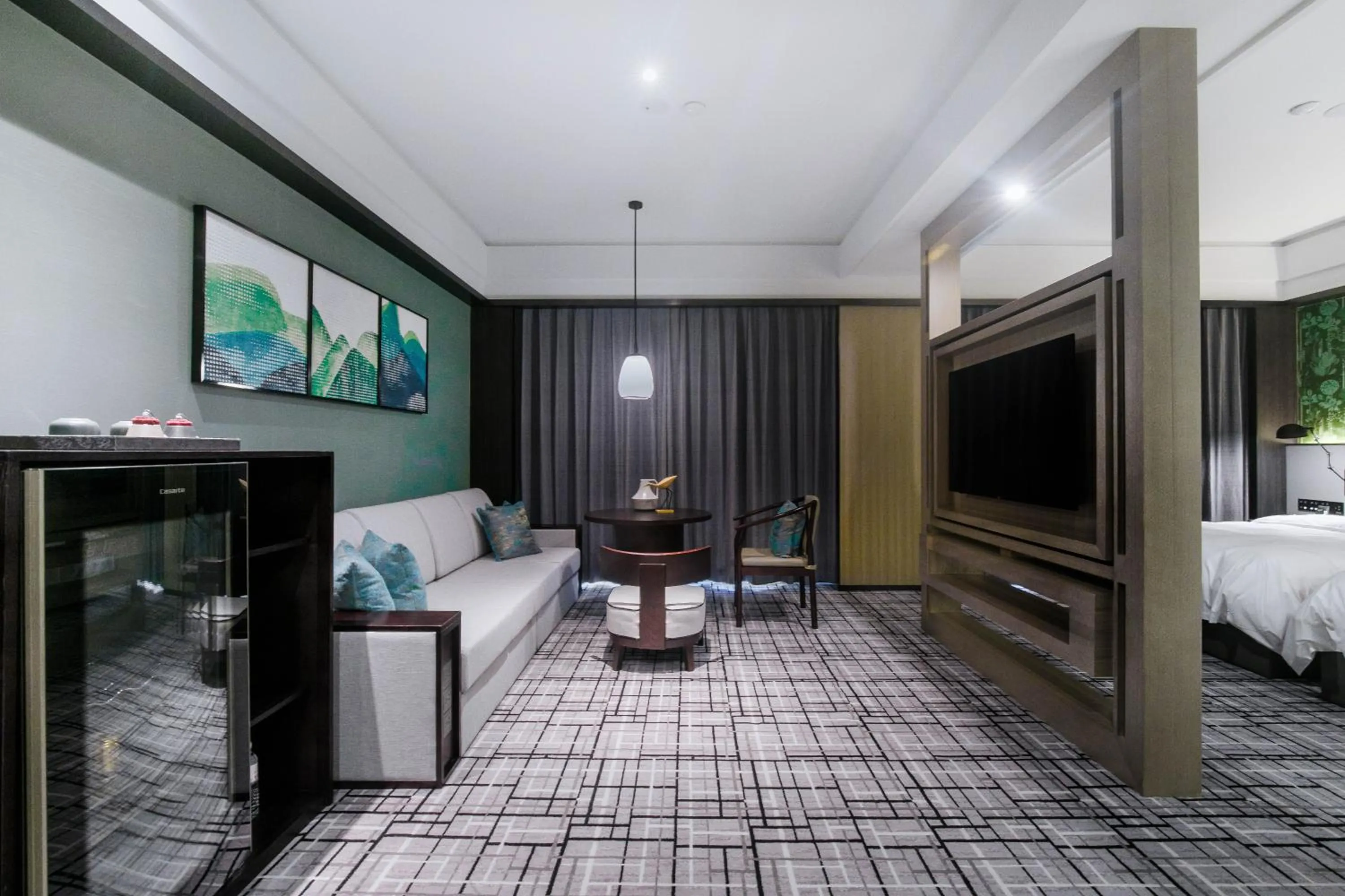 Living room, Bed in Qingdao Treasure Hotel