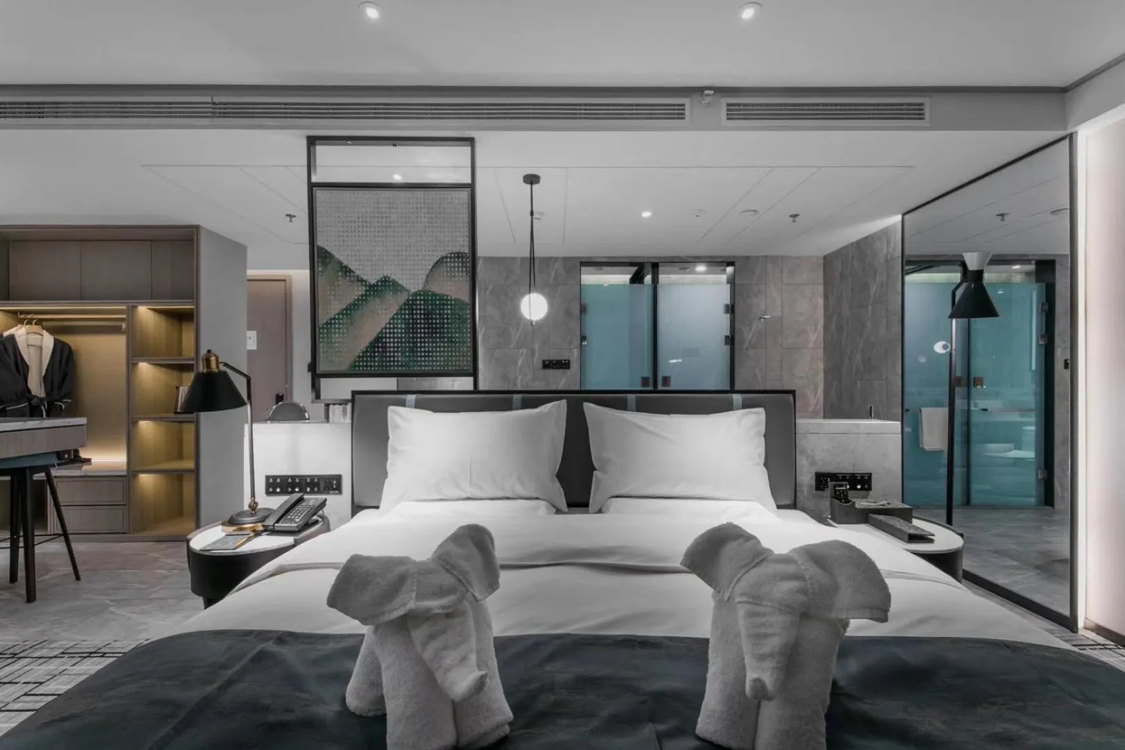 Bed in Qingdao Treasure Hotel