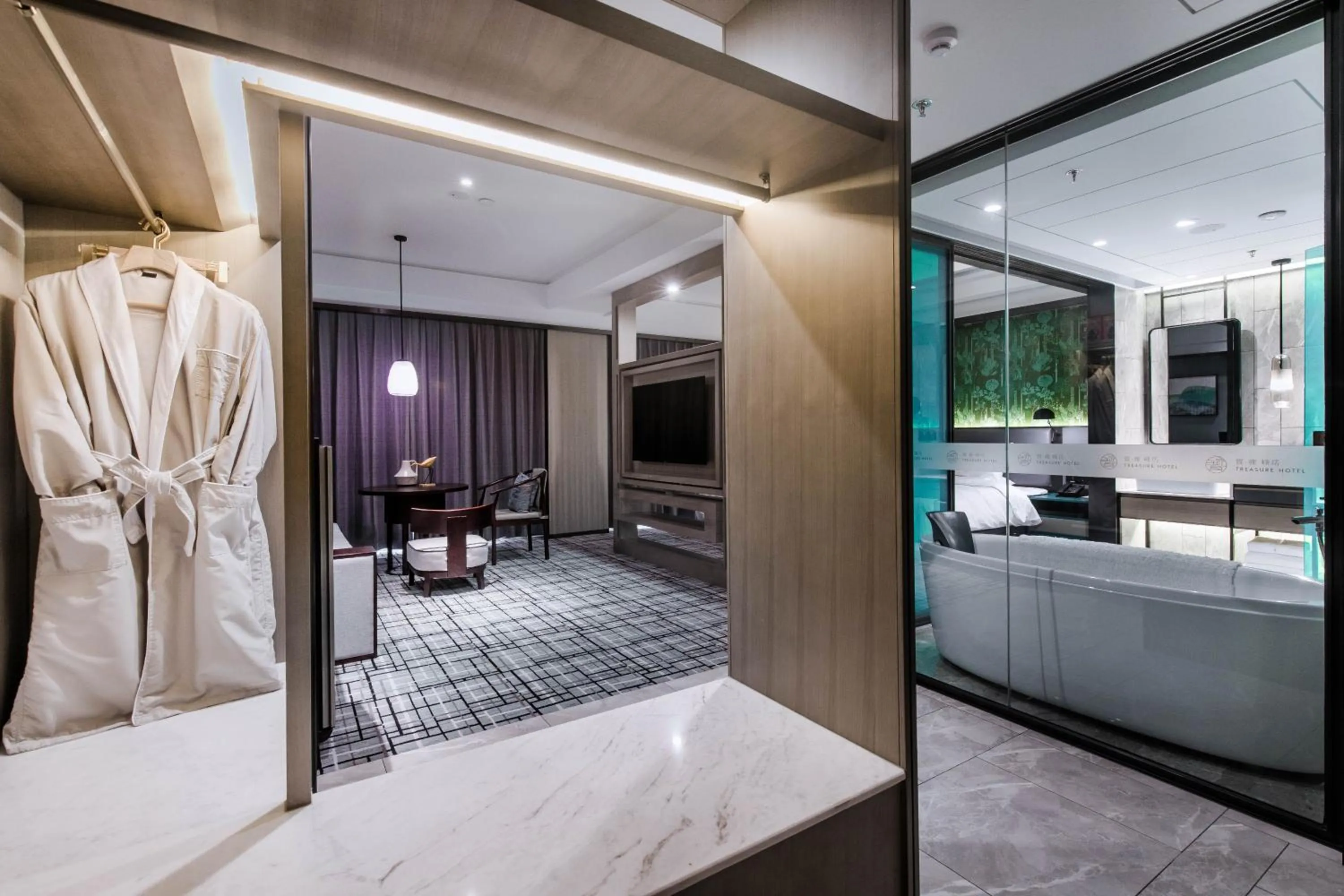 Living room, Bed in Qingdao Treasure Hotel