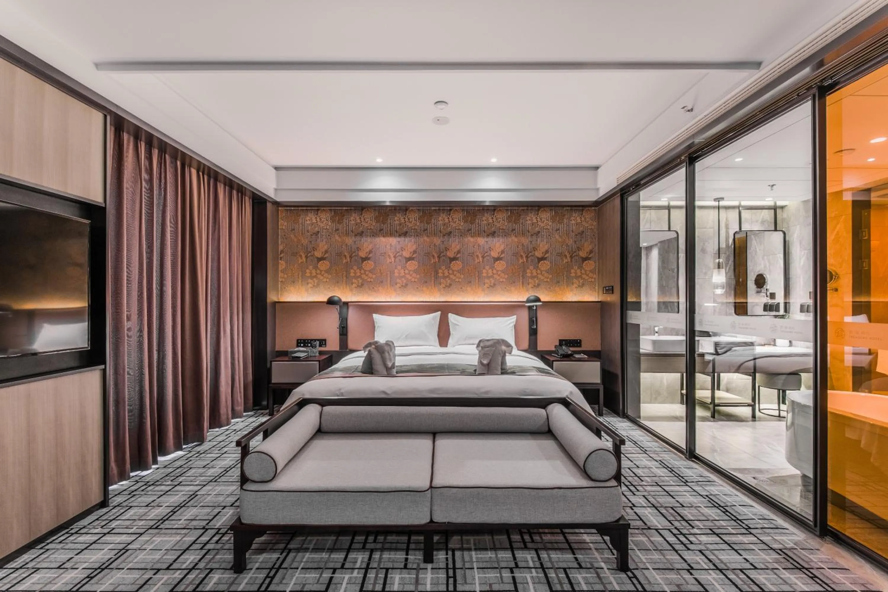 Bed in Qingdao Treasure Hotel