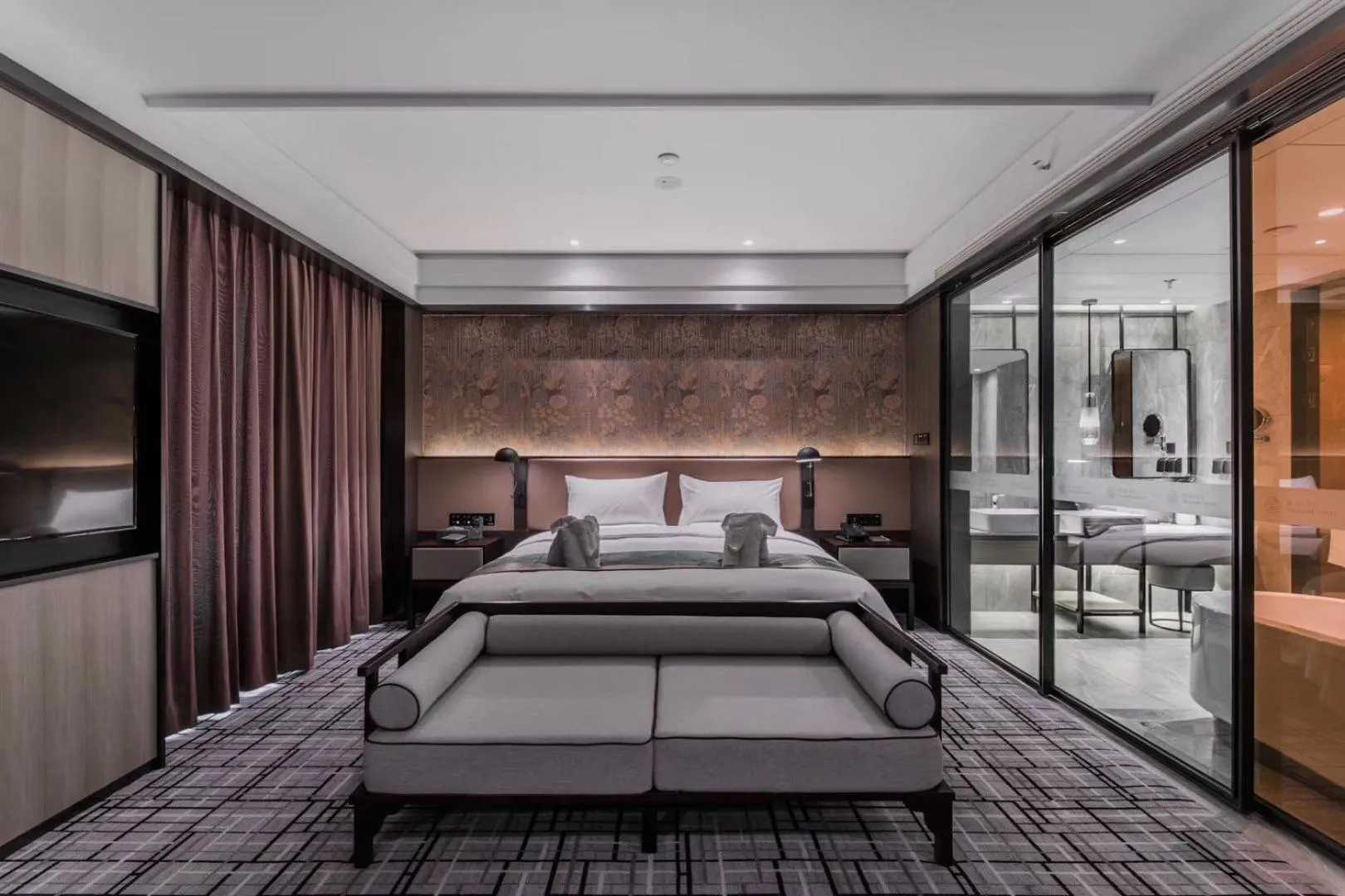 Bed in Qingdao Treasure Hotel