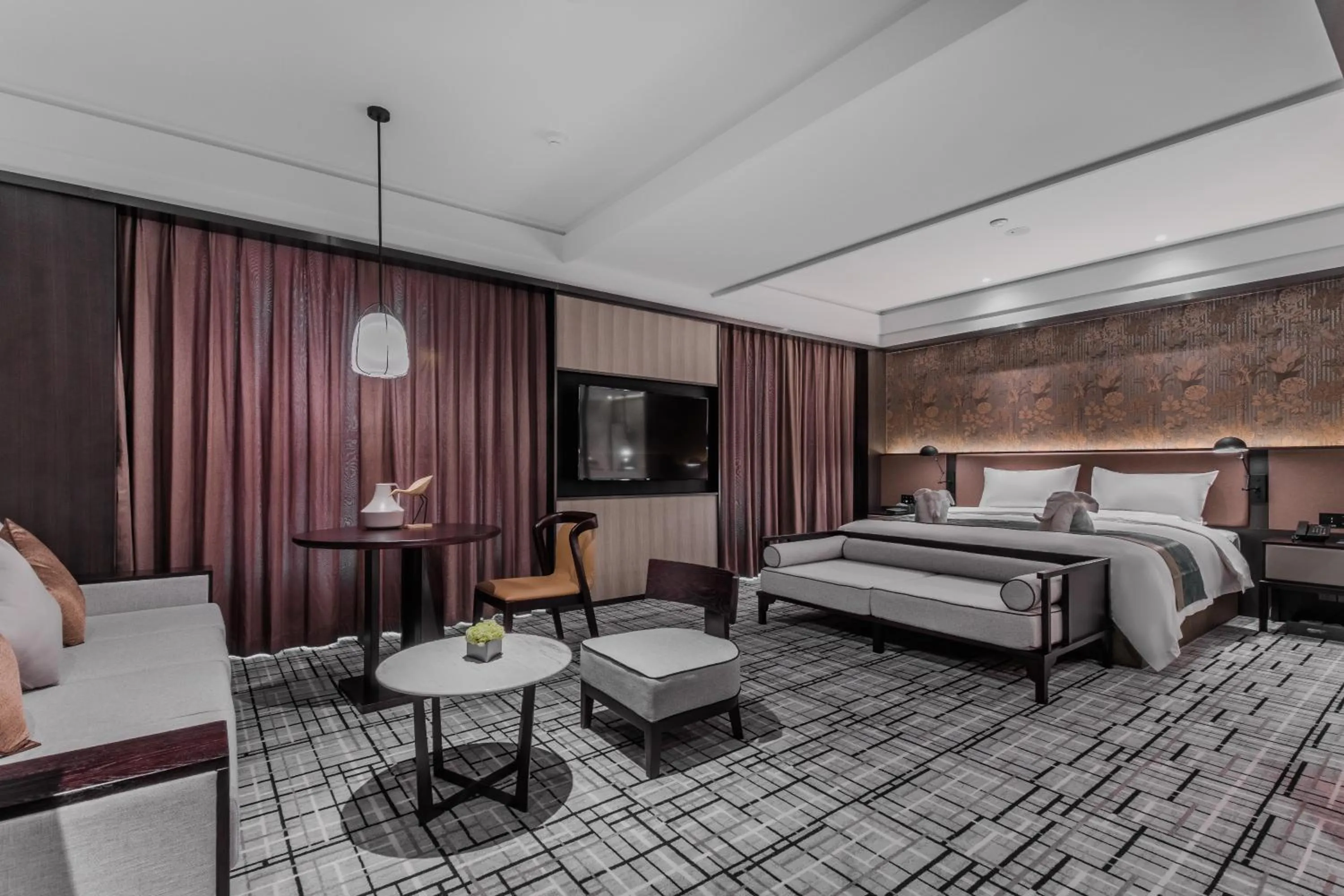 Communal lounge/ TV room, Bed in Qingdao Treasure Hotel