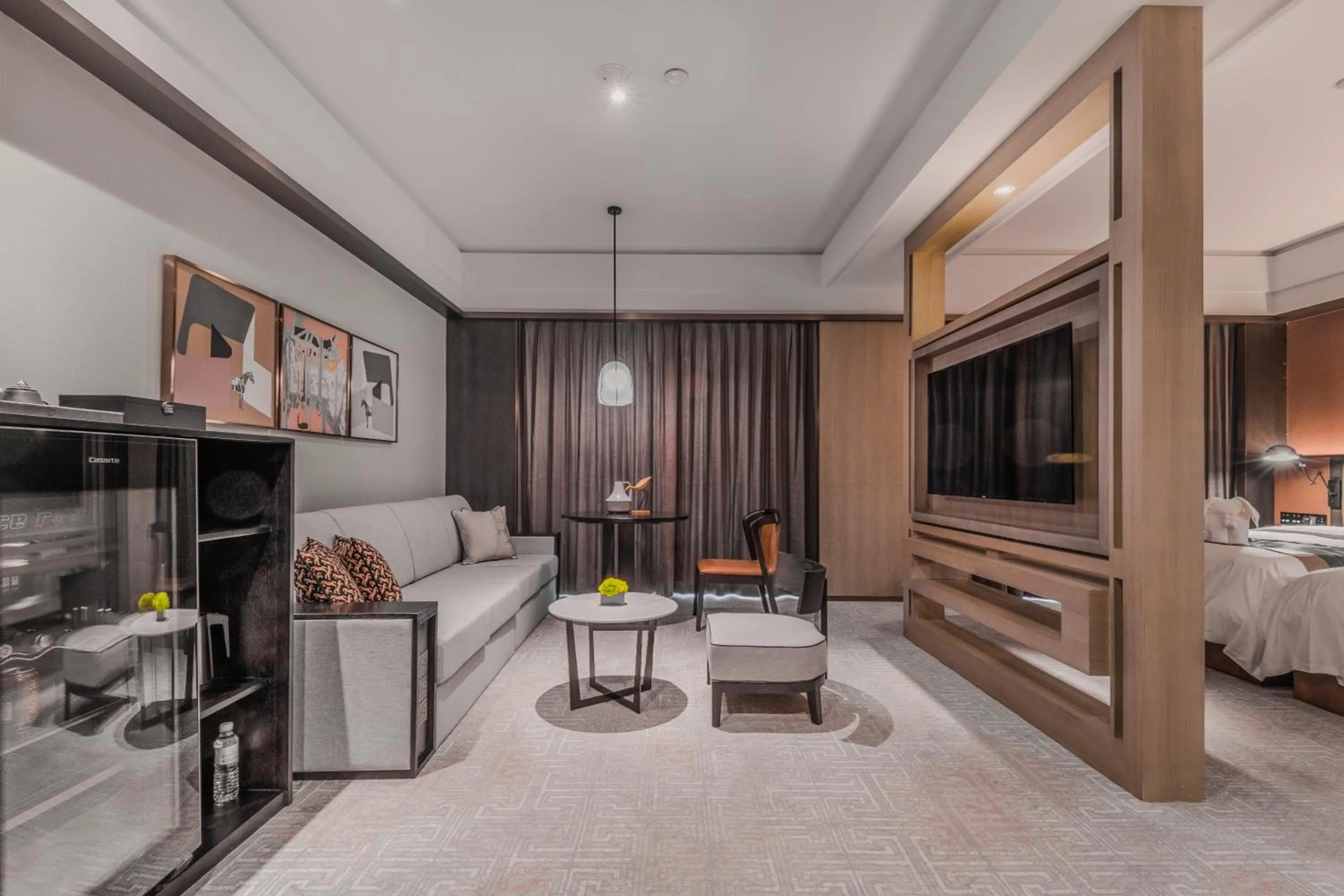 Living room, Bed in Qingdao Treasure Hotel