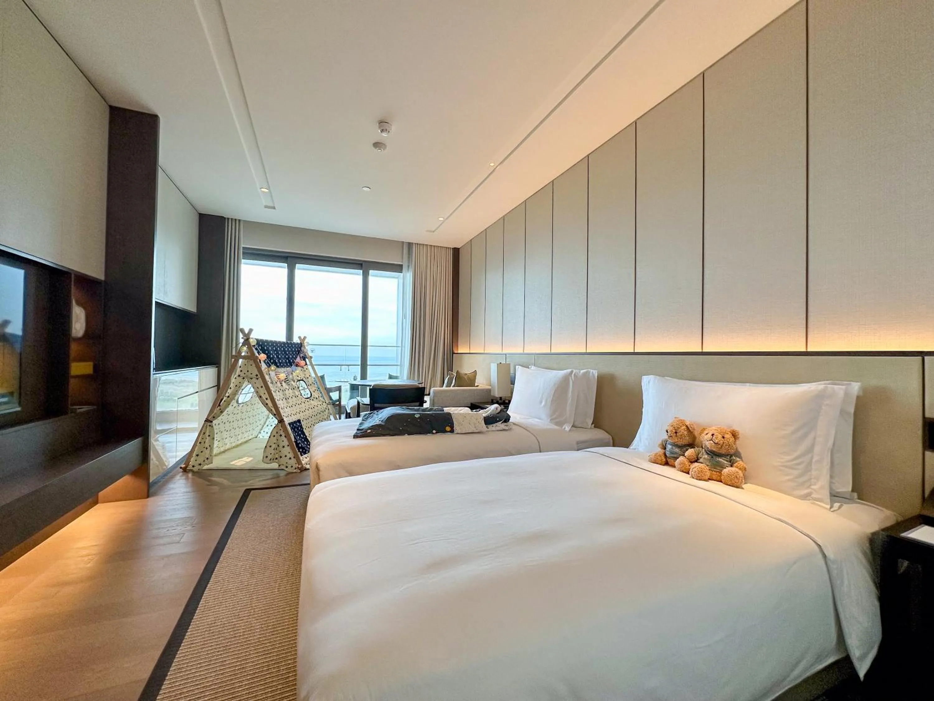 Bedroom, Bed in New World Hoiana Hotel