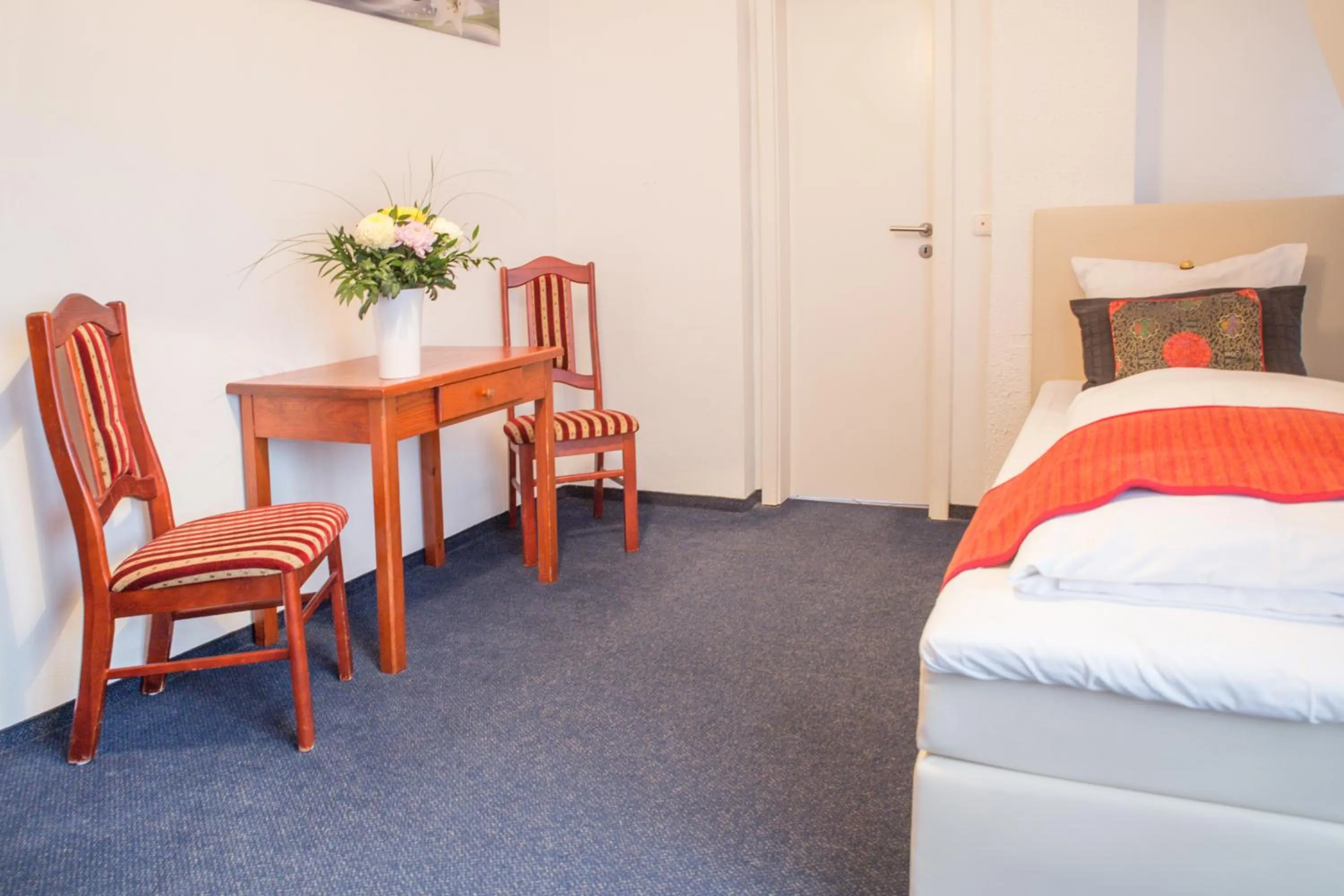 Living room, Bed in Hotel Nordig free parking