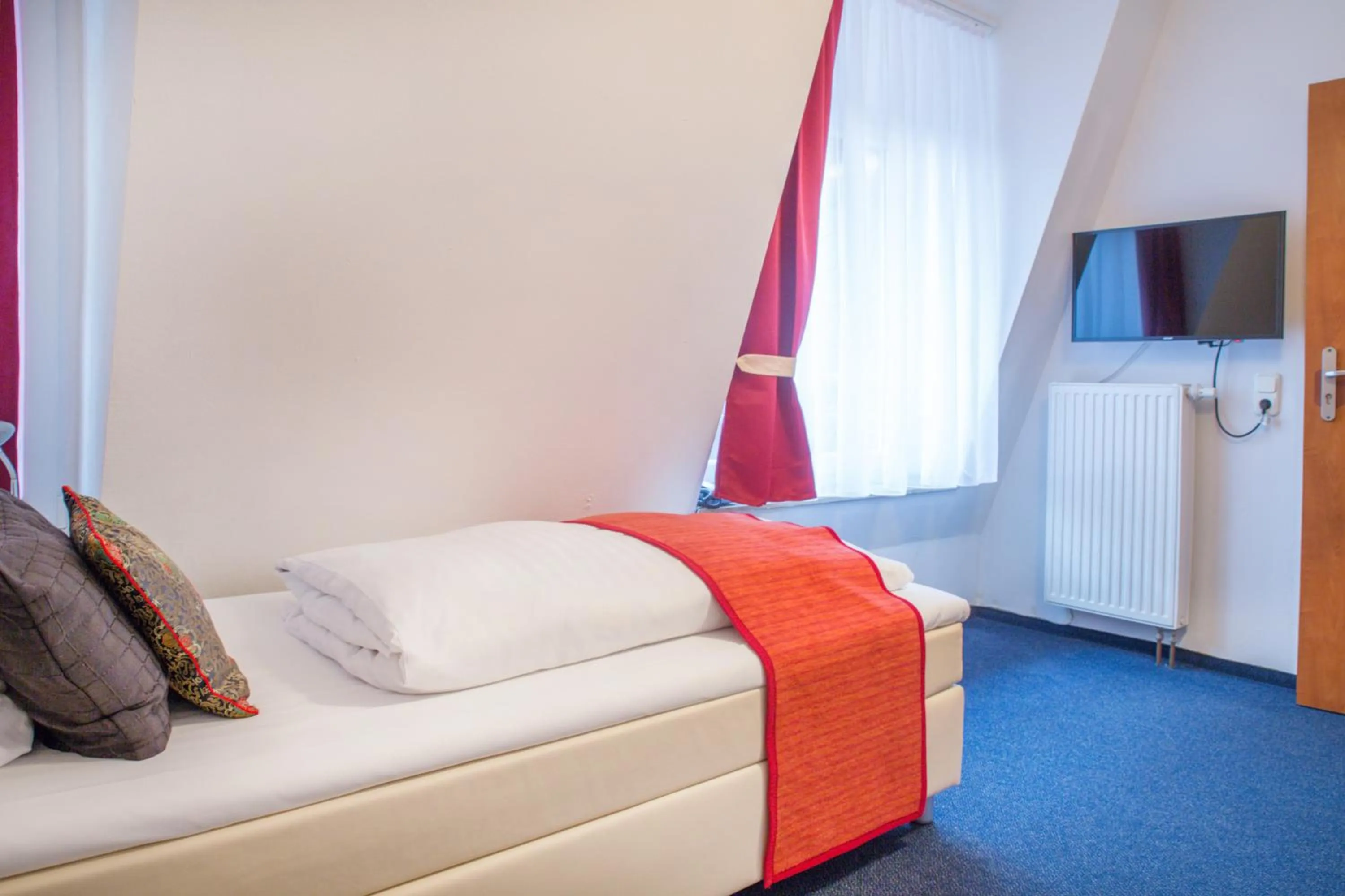 Communal lounge/ TV room, Bed in Hotel Nordig free parking