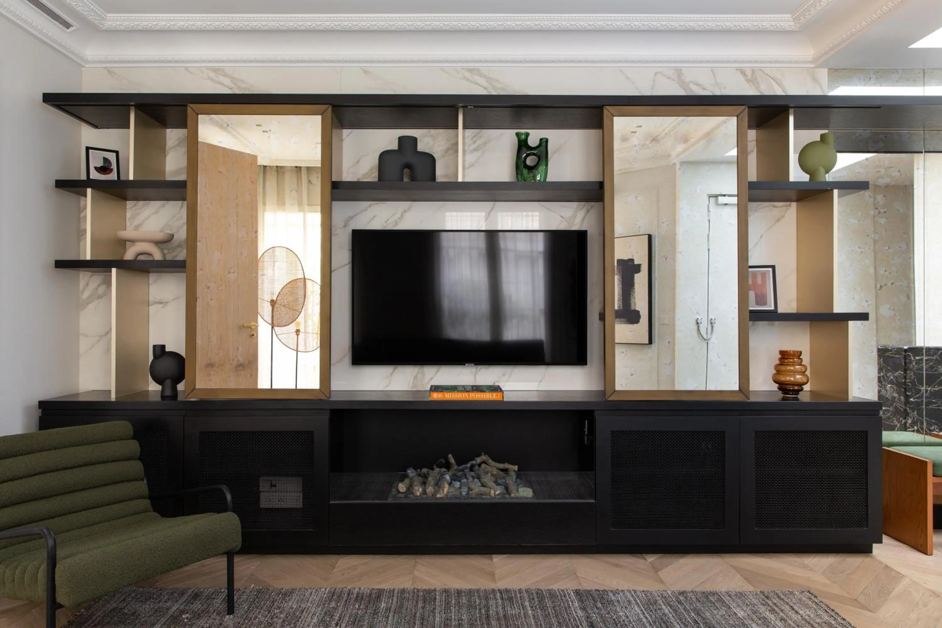 TV and multimedia in HIGHSTAY - Luxury Serviced Apartments - Tuileries Garden