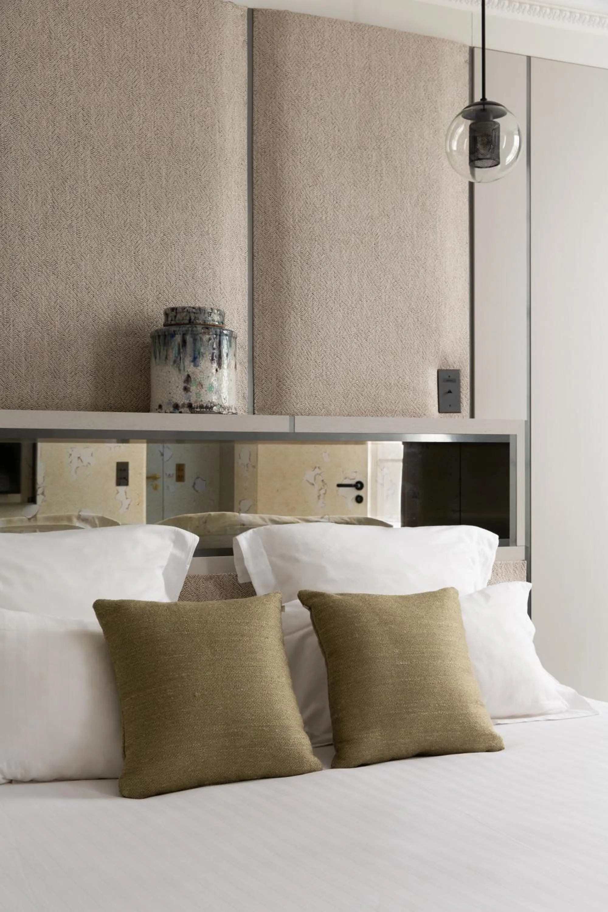 Bedroom, Bed in HIGHSTAY - Luxury Serviced Apartments - Tuileries Garden