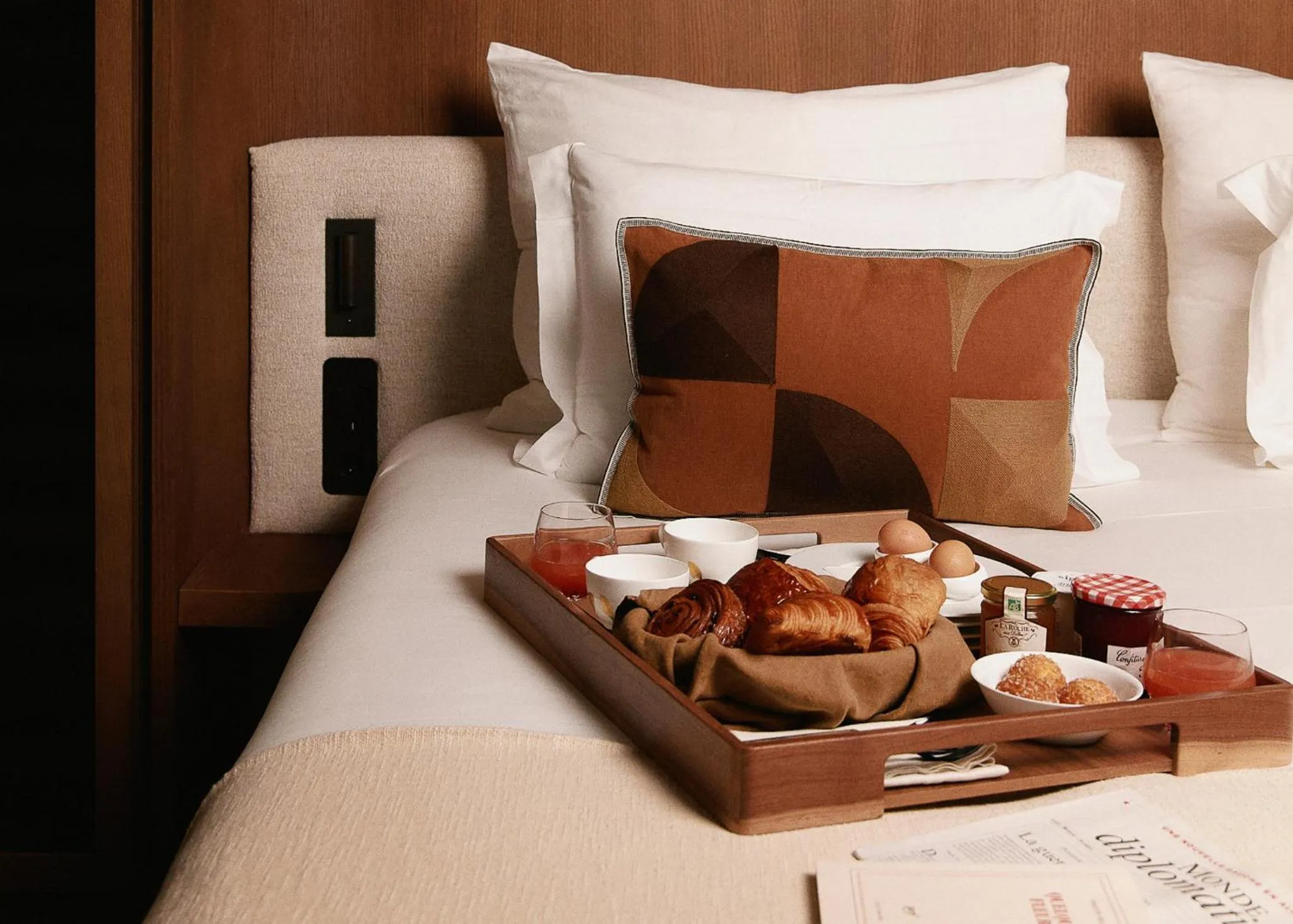 Breakfast, Bed in HIGHSTAY - Luxury Serviced Apartments - Tuileries Garden