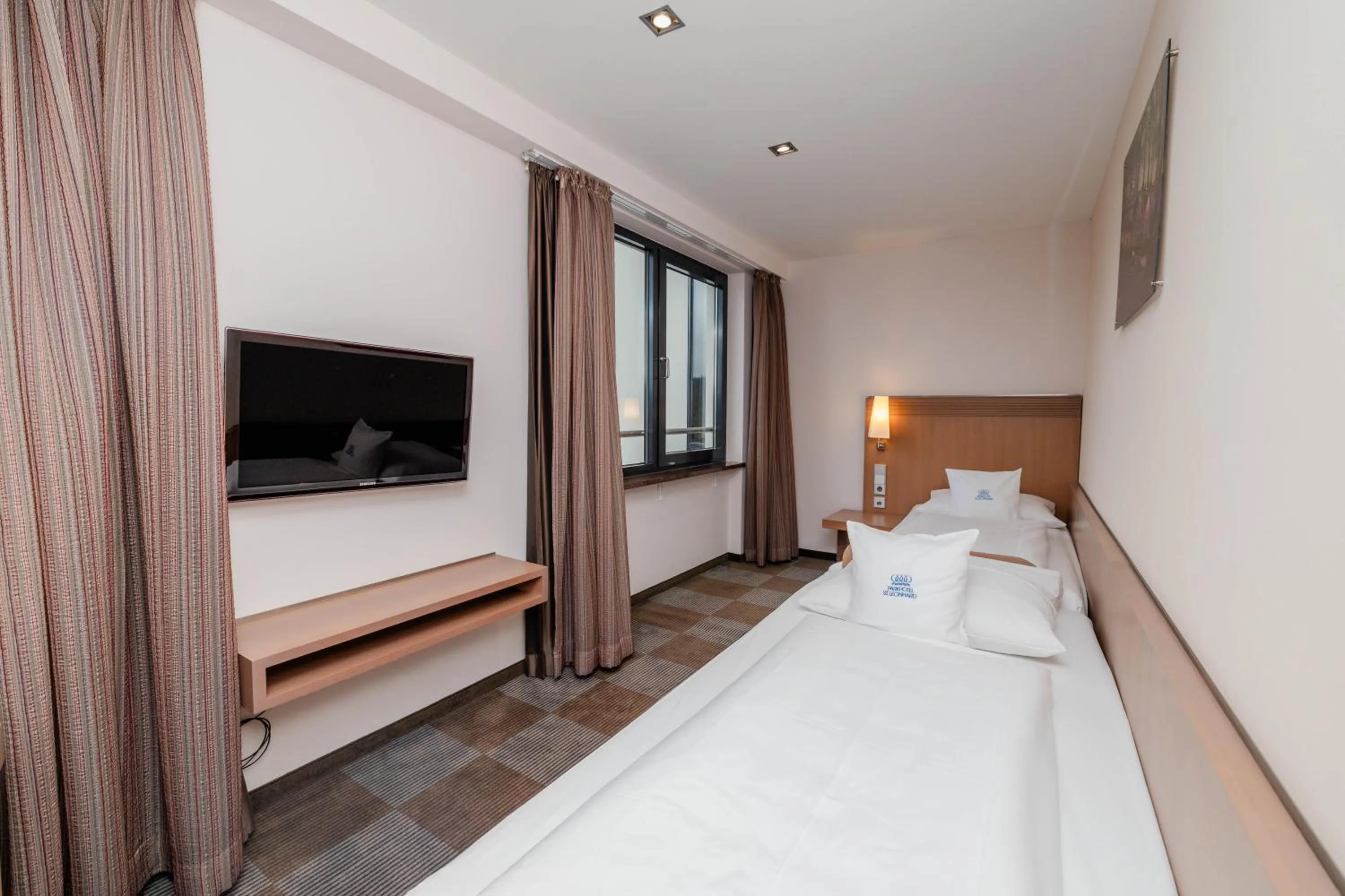 children, Bed in Parkhotel St.Leonhard