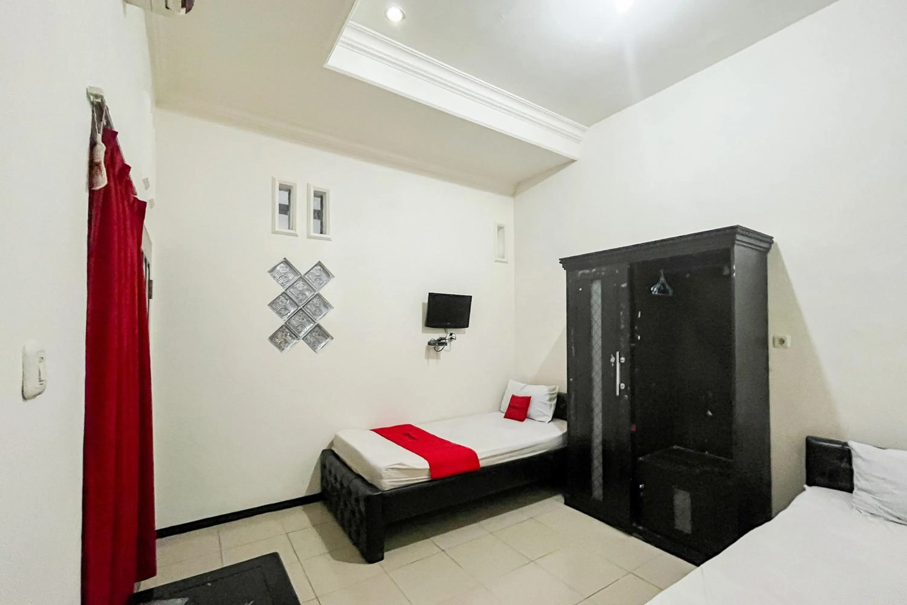 Bed in RedDoorz Syariah At Santana Stasiun Kepanjen