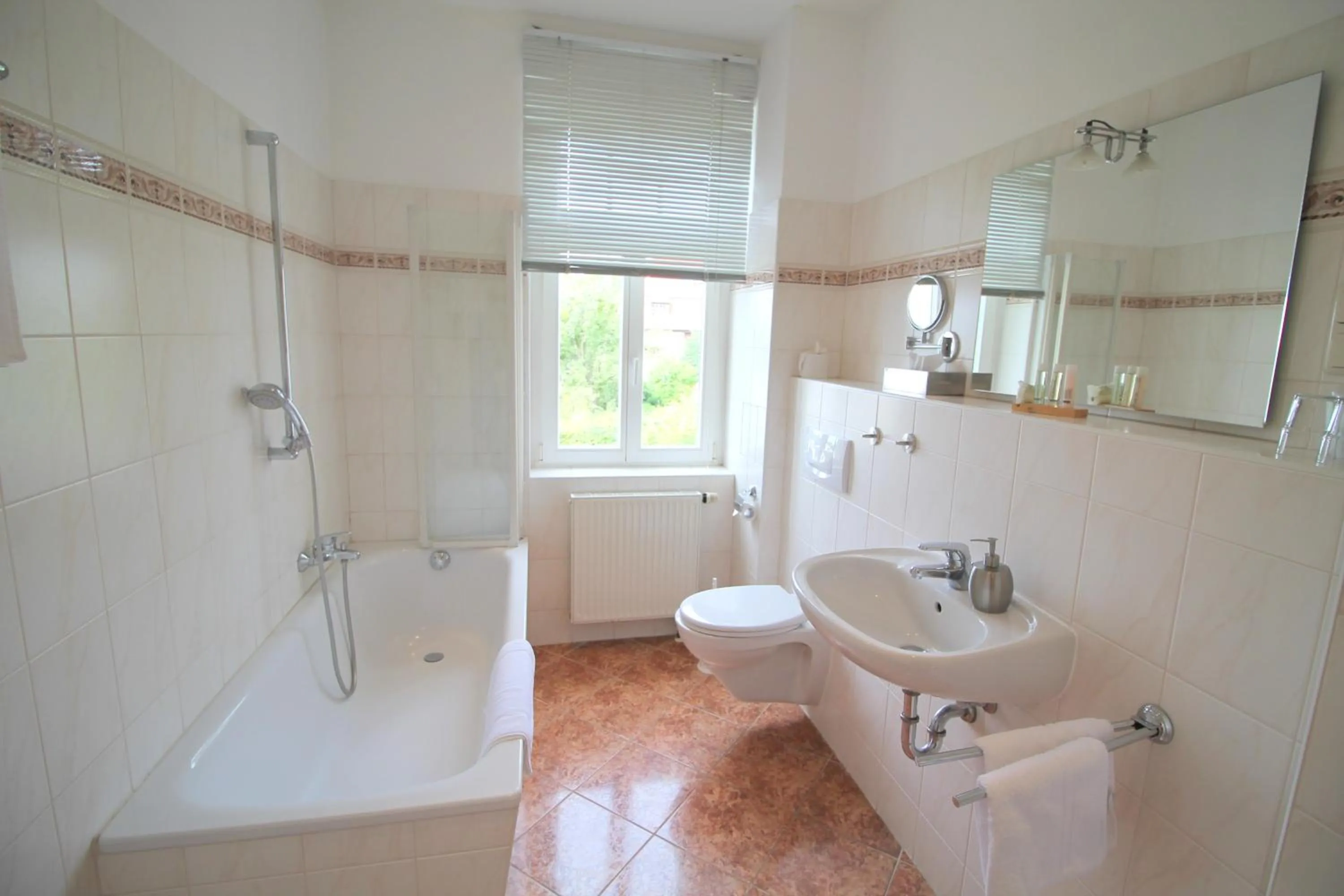 Bathroom in Hotel-Appartement-Villa Ulenburg