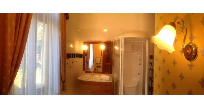 Bathroom, Bed in Hotel Villa Herzog