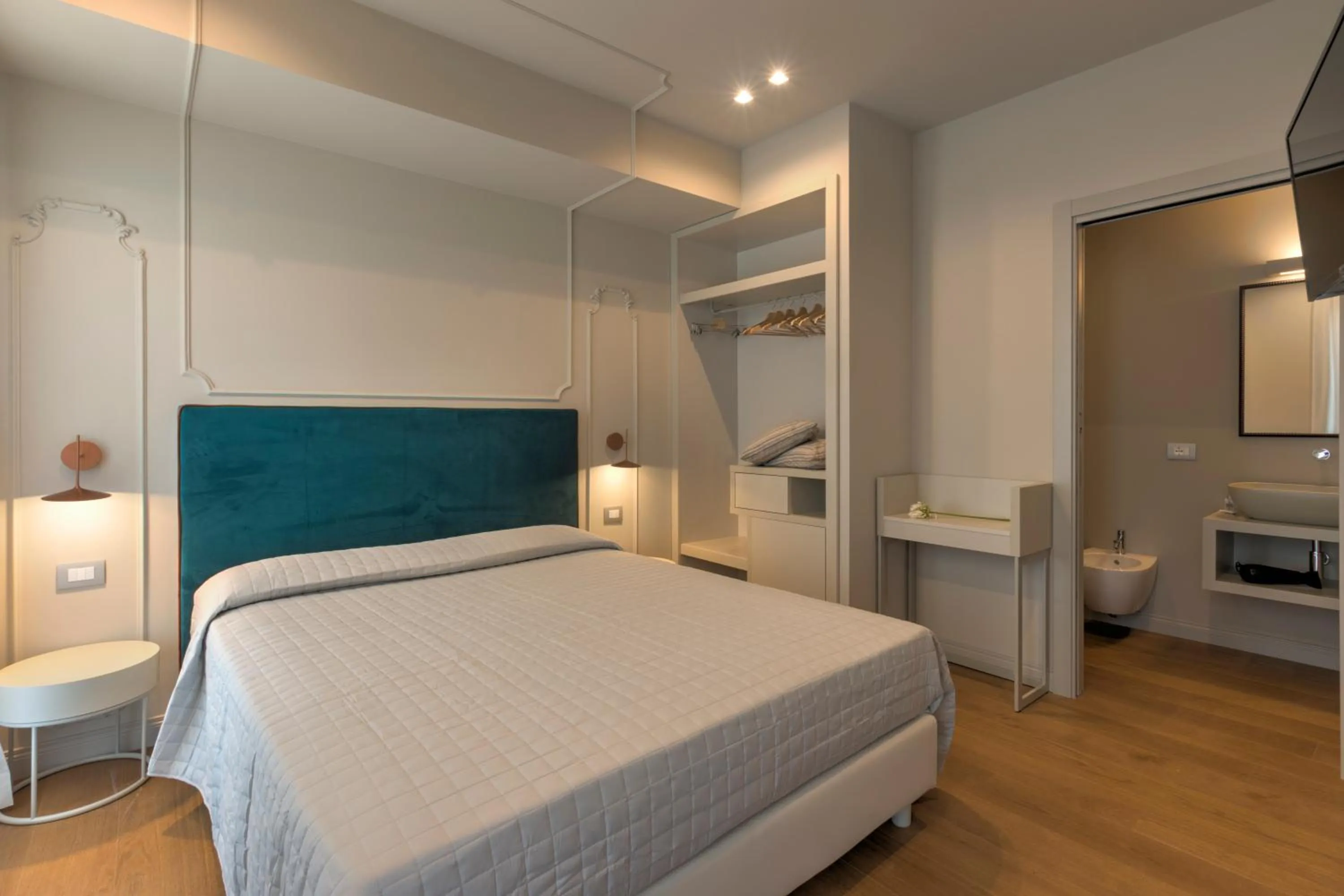 Photo of the whole room, Bed in Diecidodici BoutiqueRooms