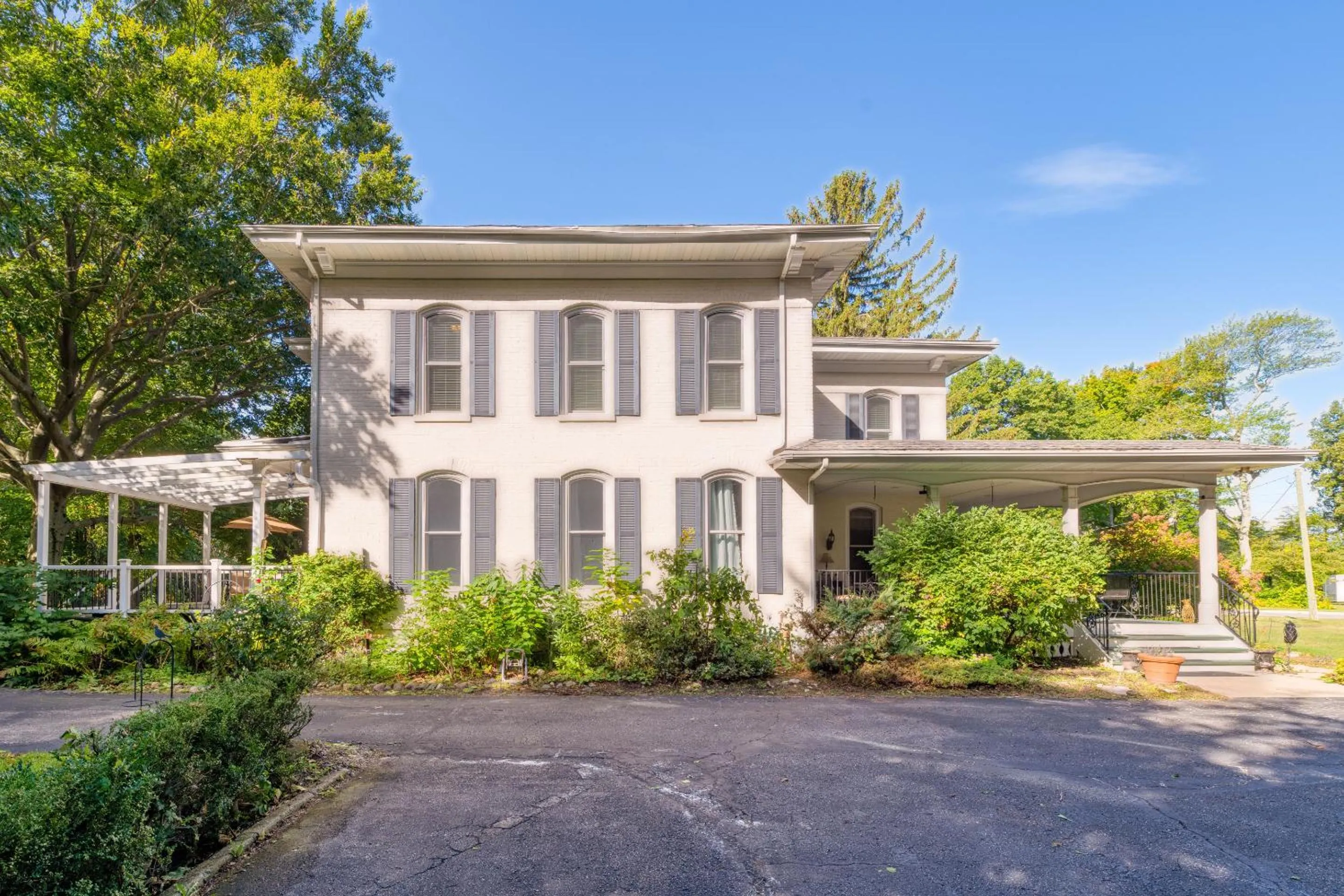 Property building in Monroe Manor Inn
